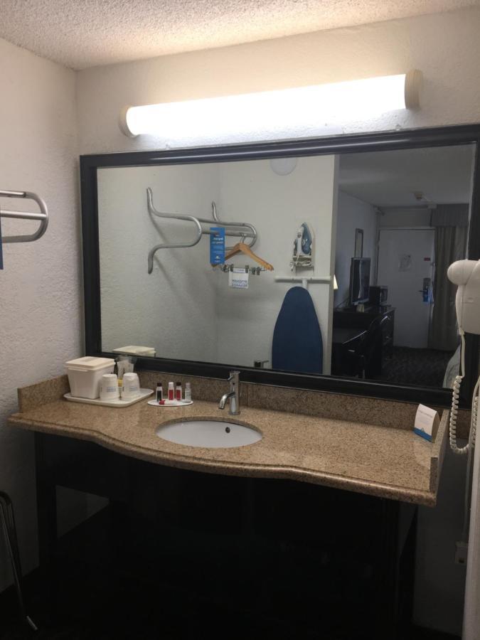 Deluxe King Room Bath Tub Mobility or Hearing Accessible Non-Smoking