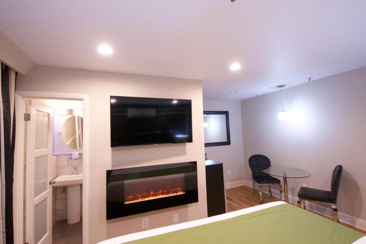 Deluxe King Suite
