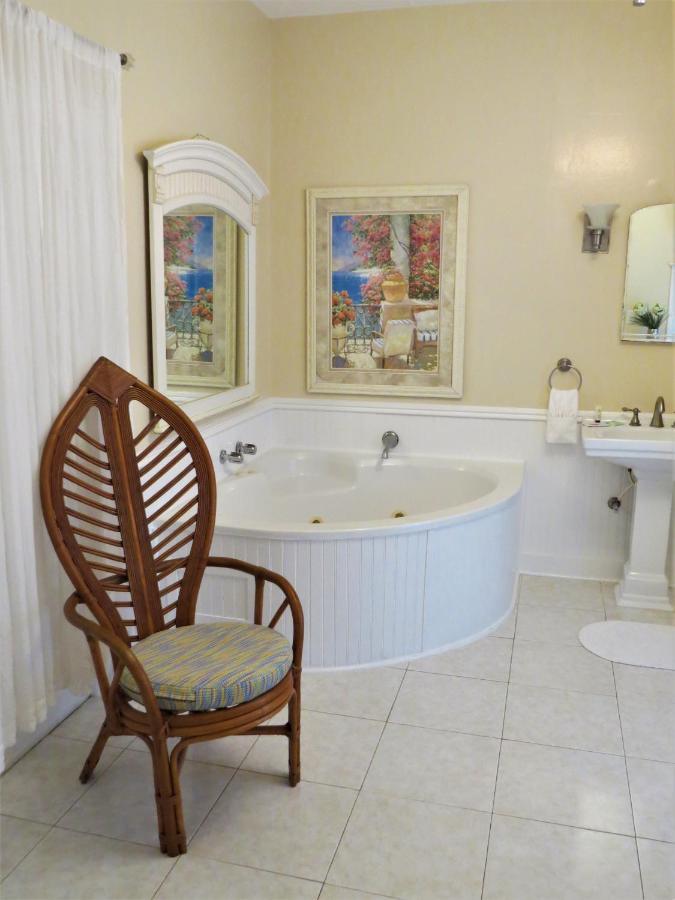 King Room Hot Tub Honeymoon Room