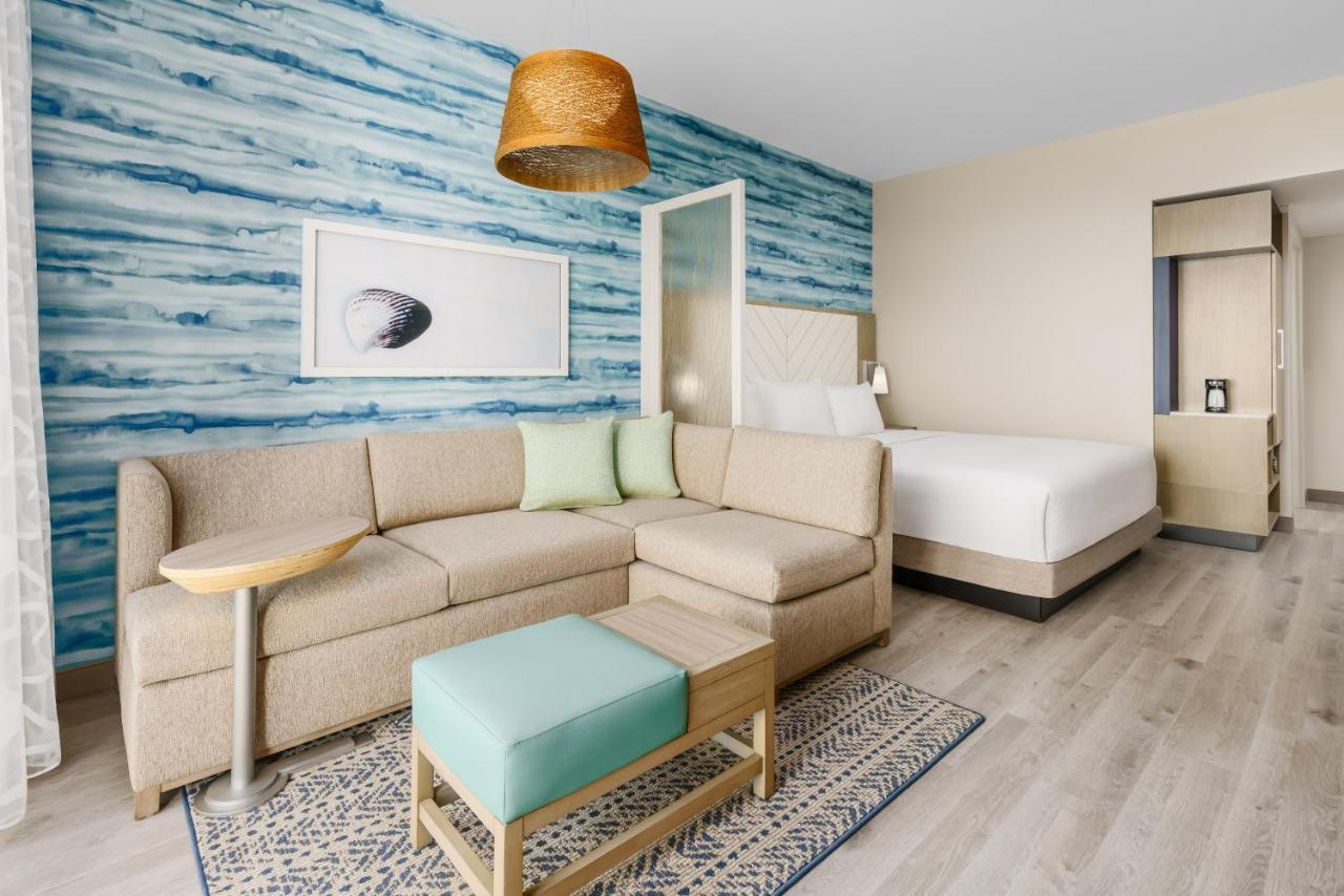Habitación con cama extragrande y sofá cama