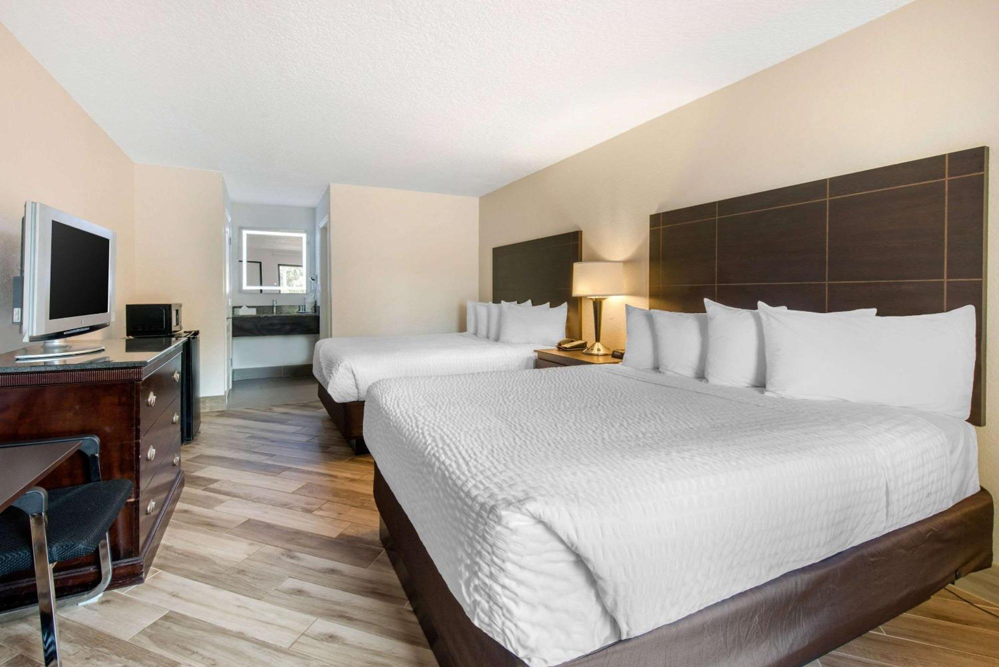 Queen Room with Two Queen Beds - Non-Smoking,1710158681:JPEG