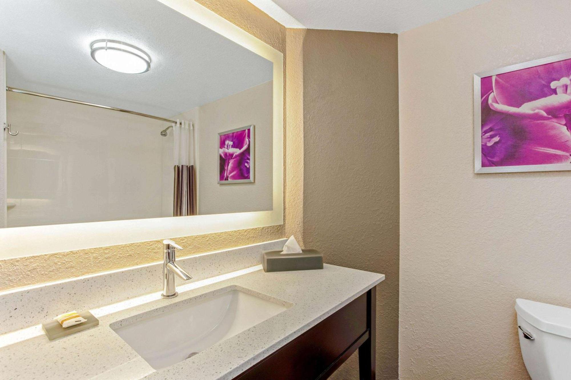 King Room with Bath Tub - Mobility Accessible/Non-Smoking