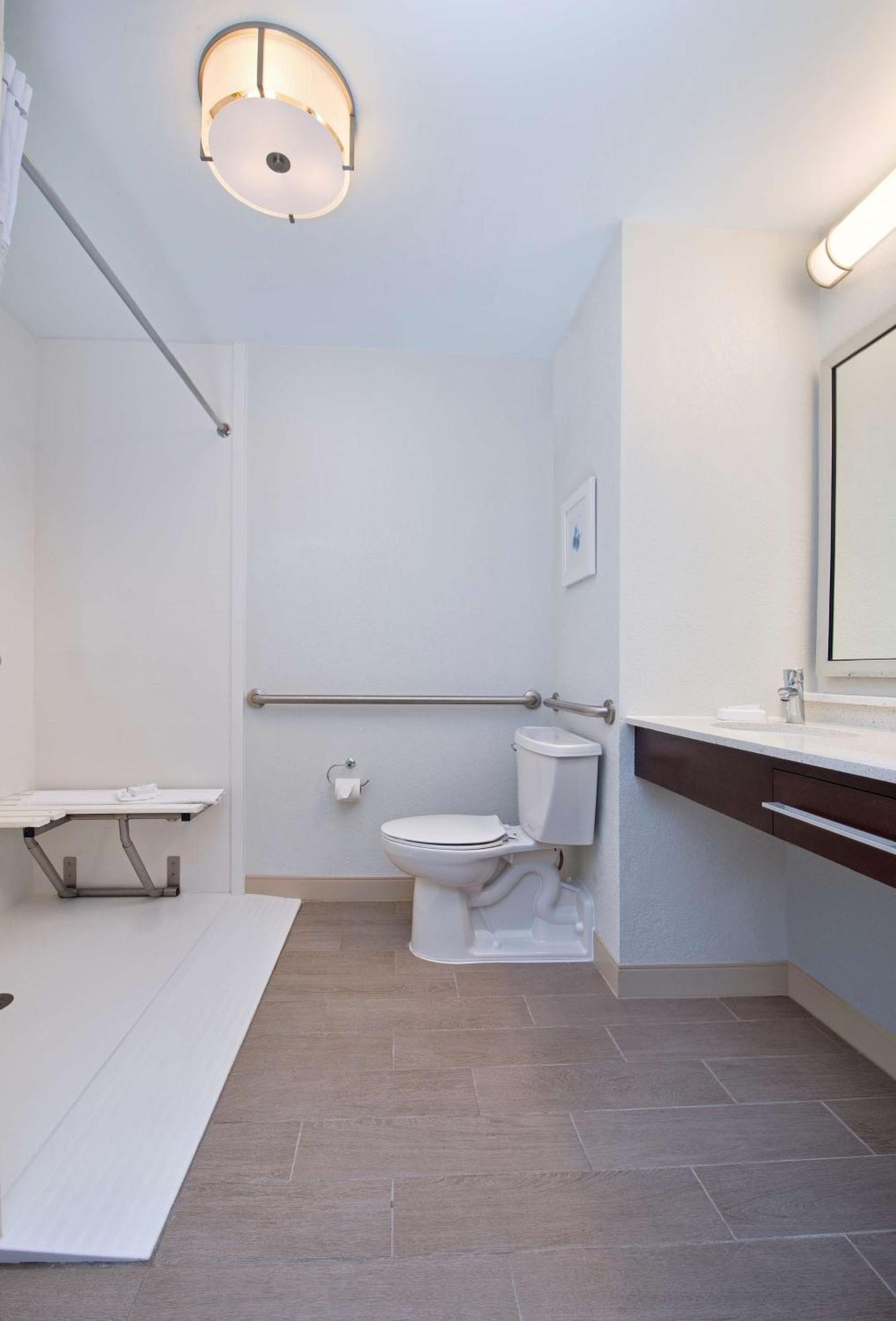 Queen Room with Two Queen Beds - Hearing Access/Non-Smoking,1551965365:JPEG