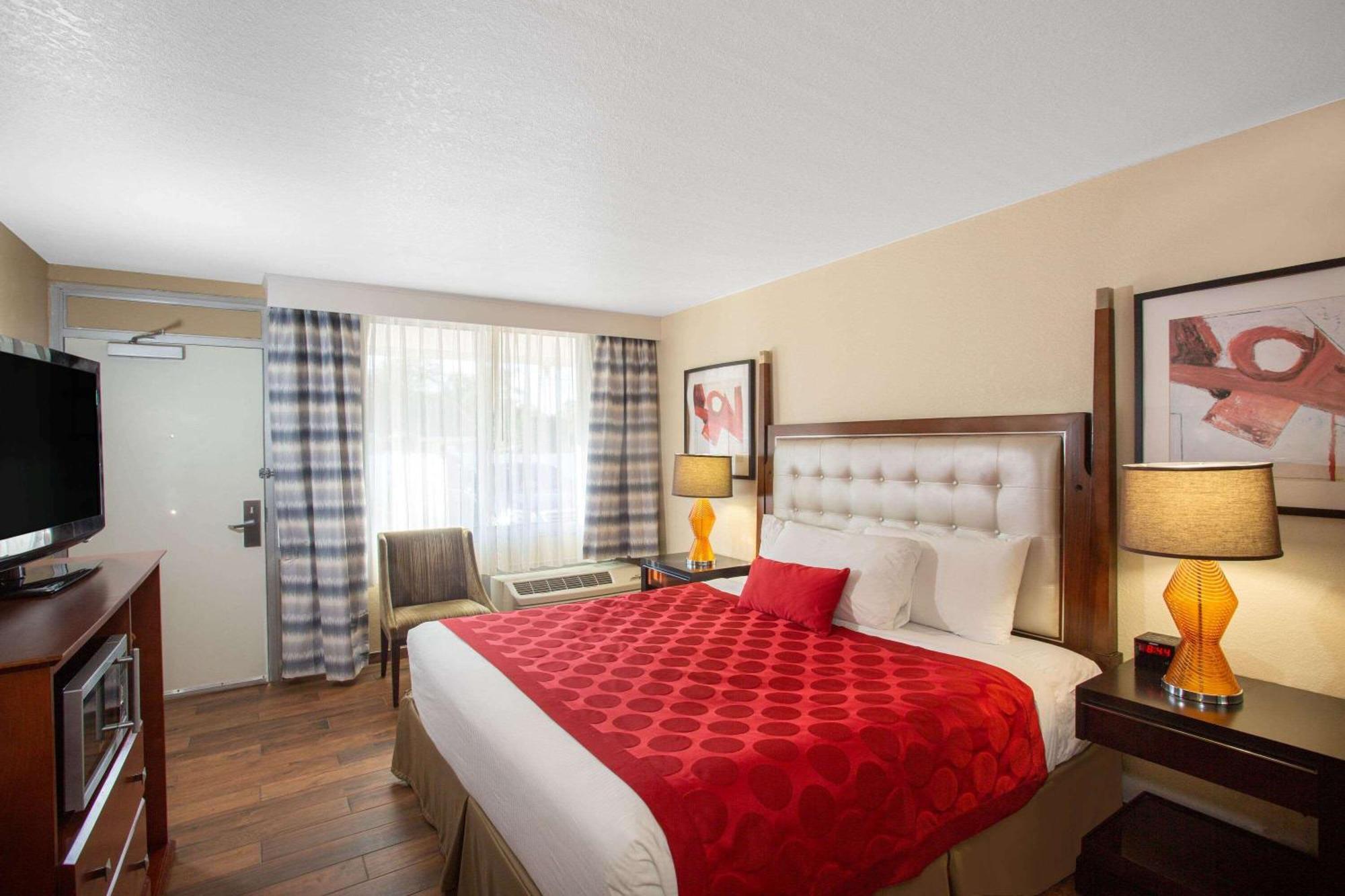King Room Courtyard Vew Non-Smoking