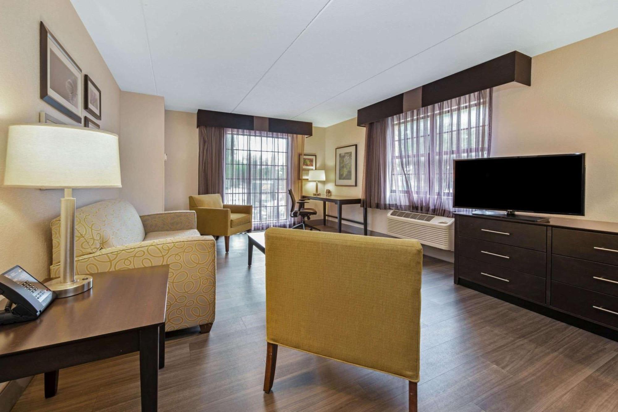 King One-Bedroom Suite - Non-Smoking,1279525657:JPEG