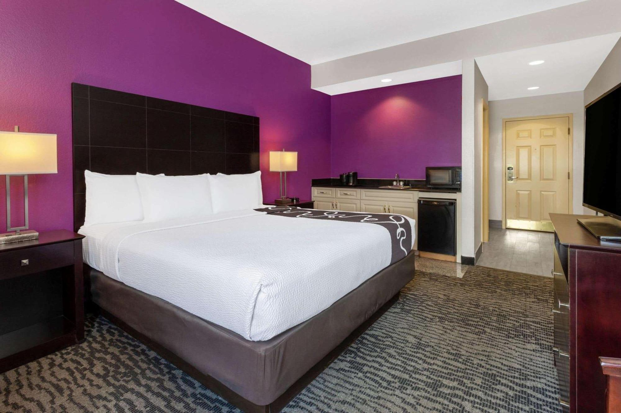 King Room Wet Bar or Non-Smoking