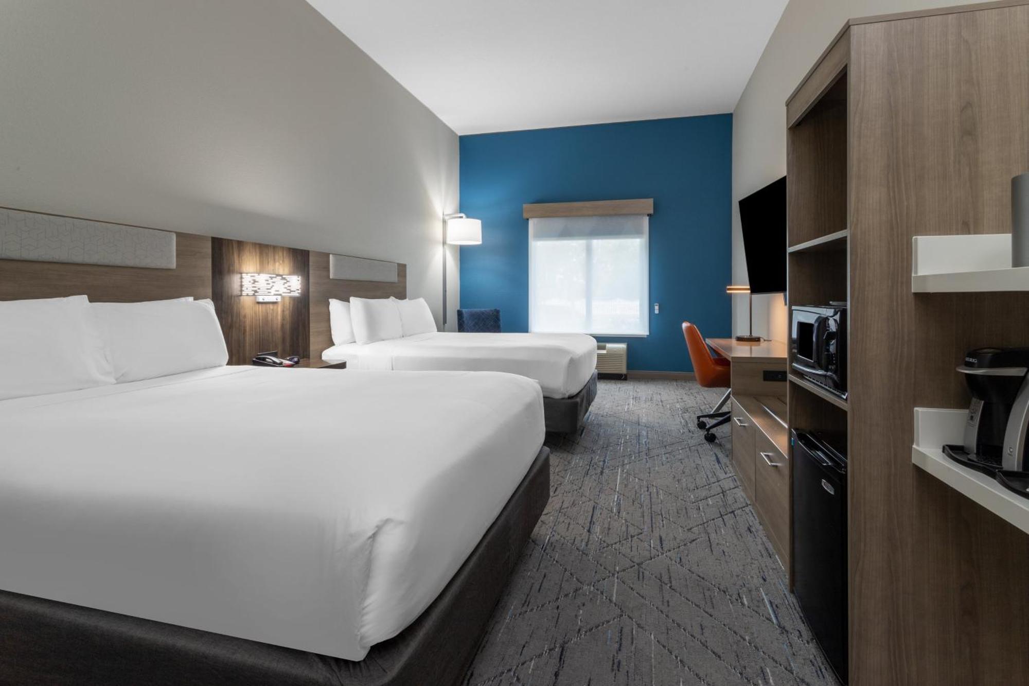 Queen Room Two Queen Beds Hearing Accessible