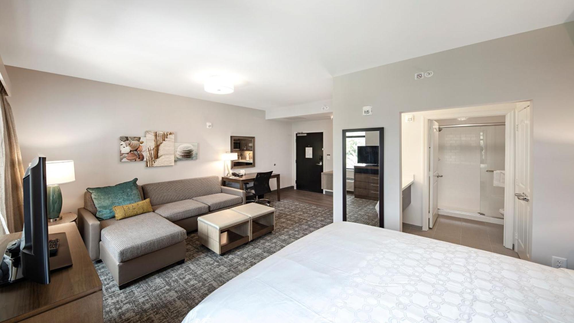 Queen Studio Suite Pool View