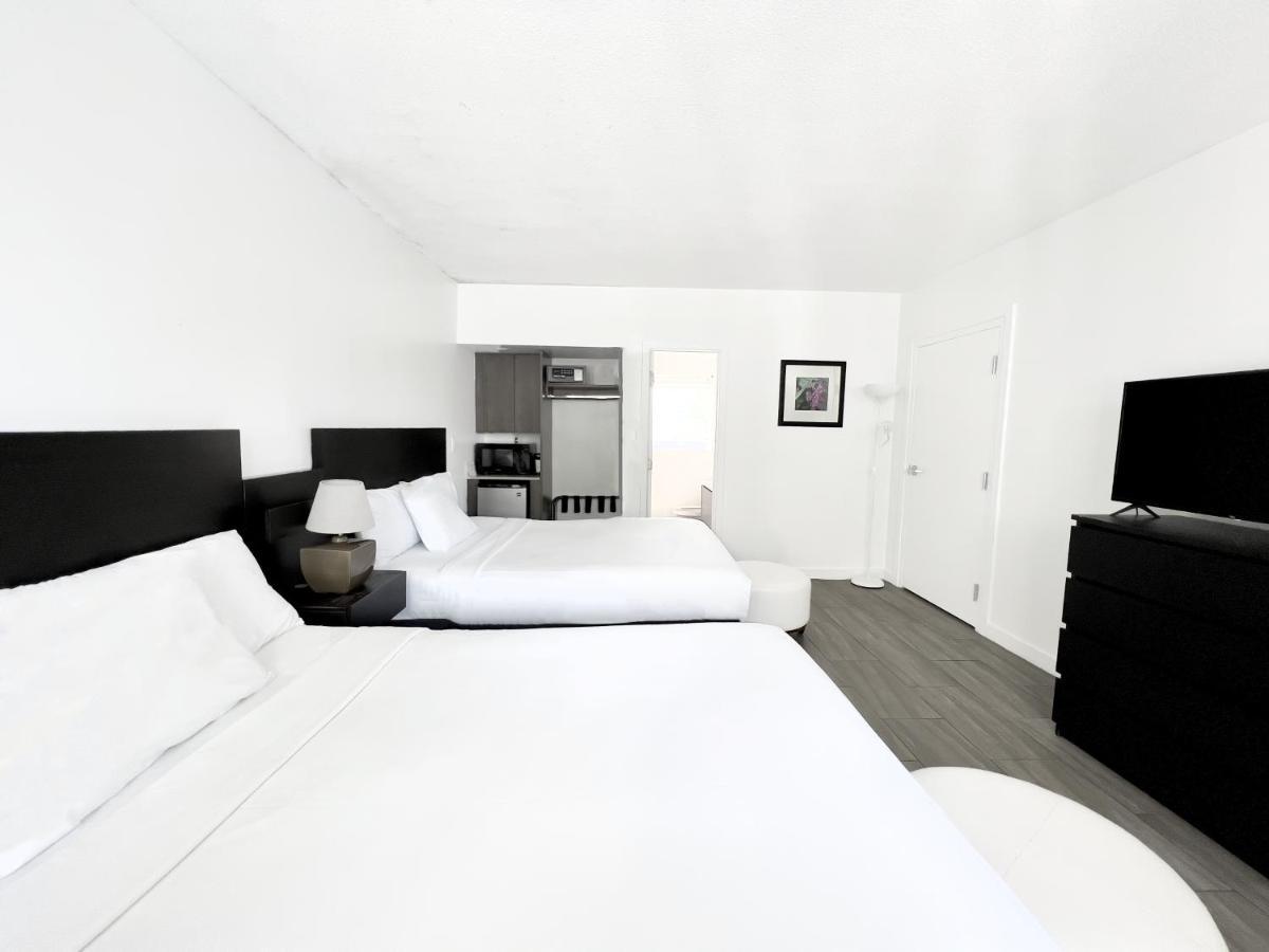 Queen Studio Two Queen Beds