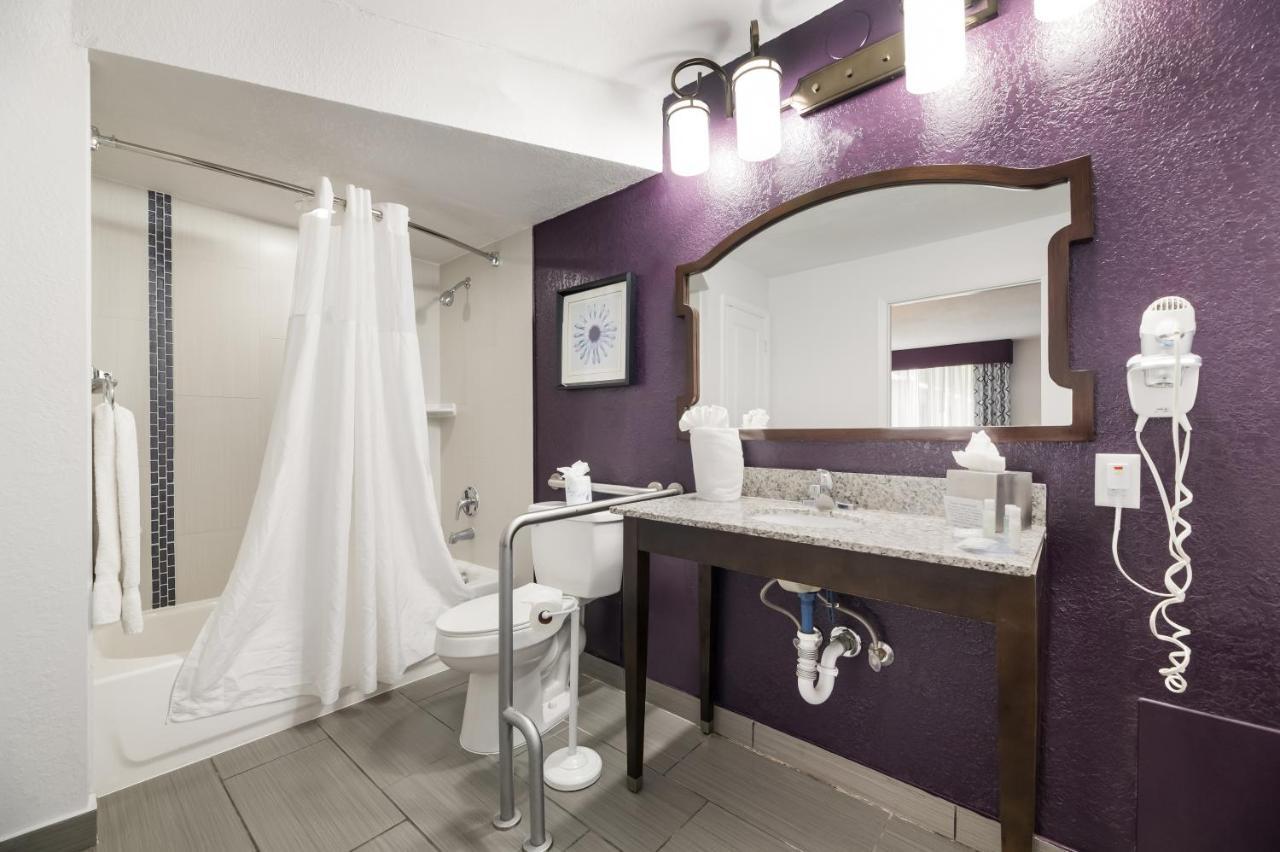 Chambre Lit King-Size - Accessible aux Personnes à Mobilité Réduite - Sans Frais de Service