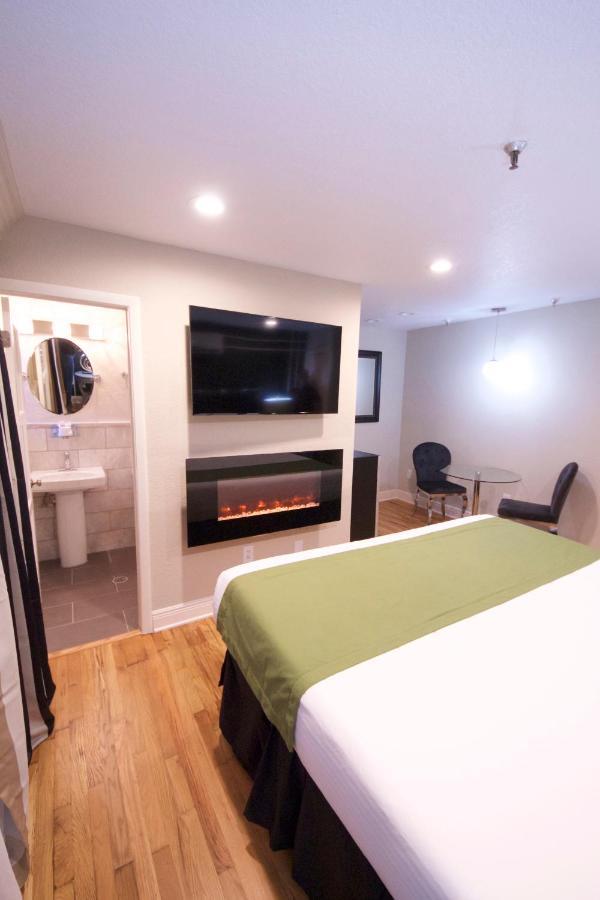 Deluxe King Suite