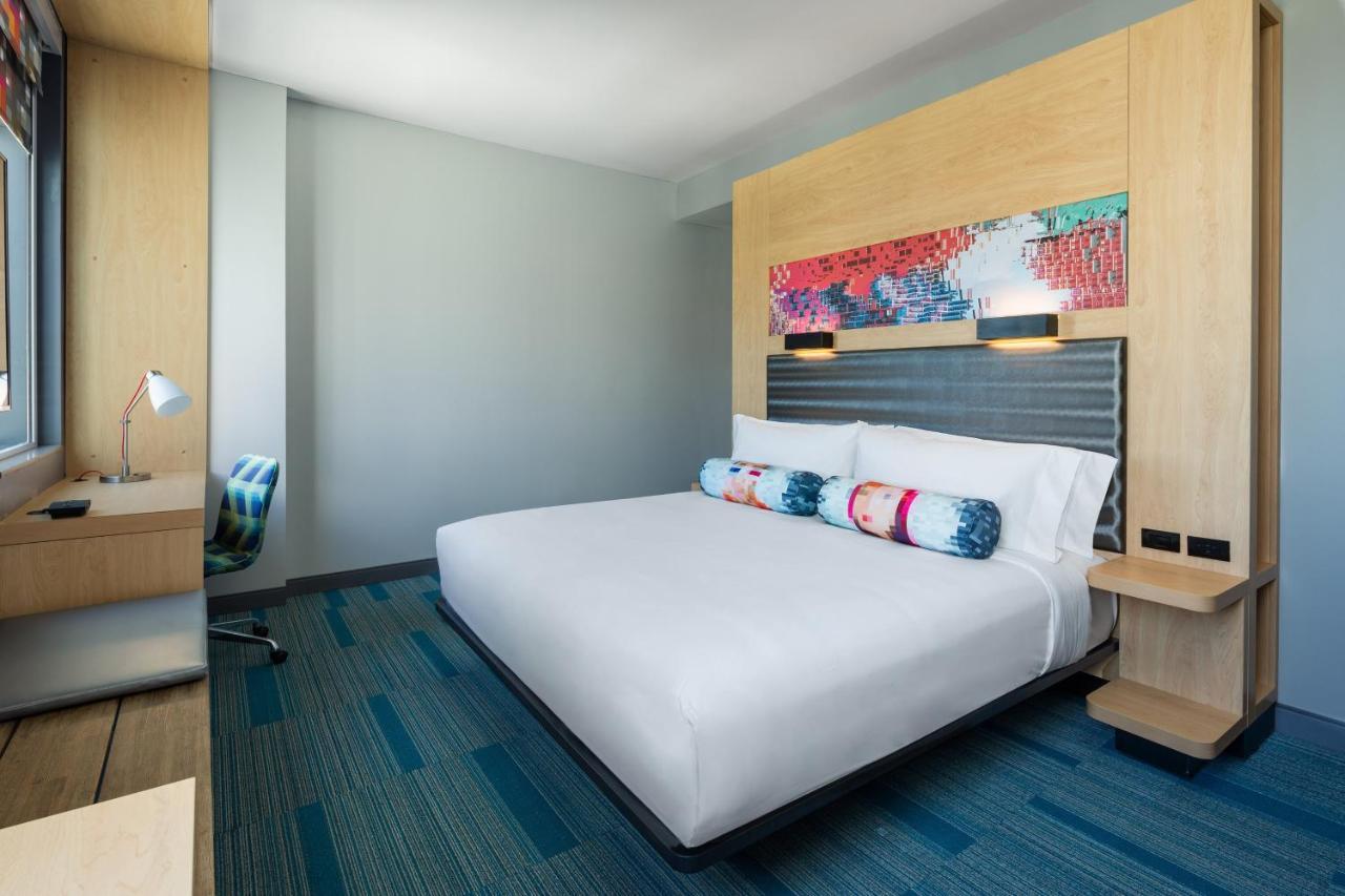Quarto com Cama King-size e Banheira Adaptada - Acessível para Hóspedes com Deficiência Auditiva e Mobilidade Reduzida