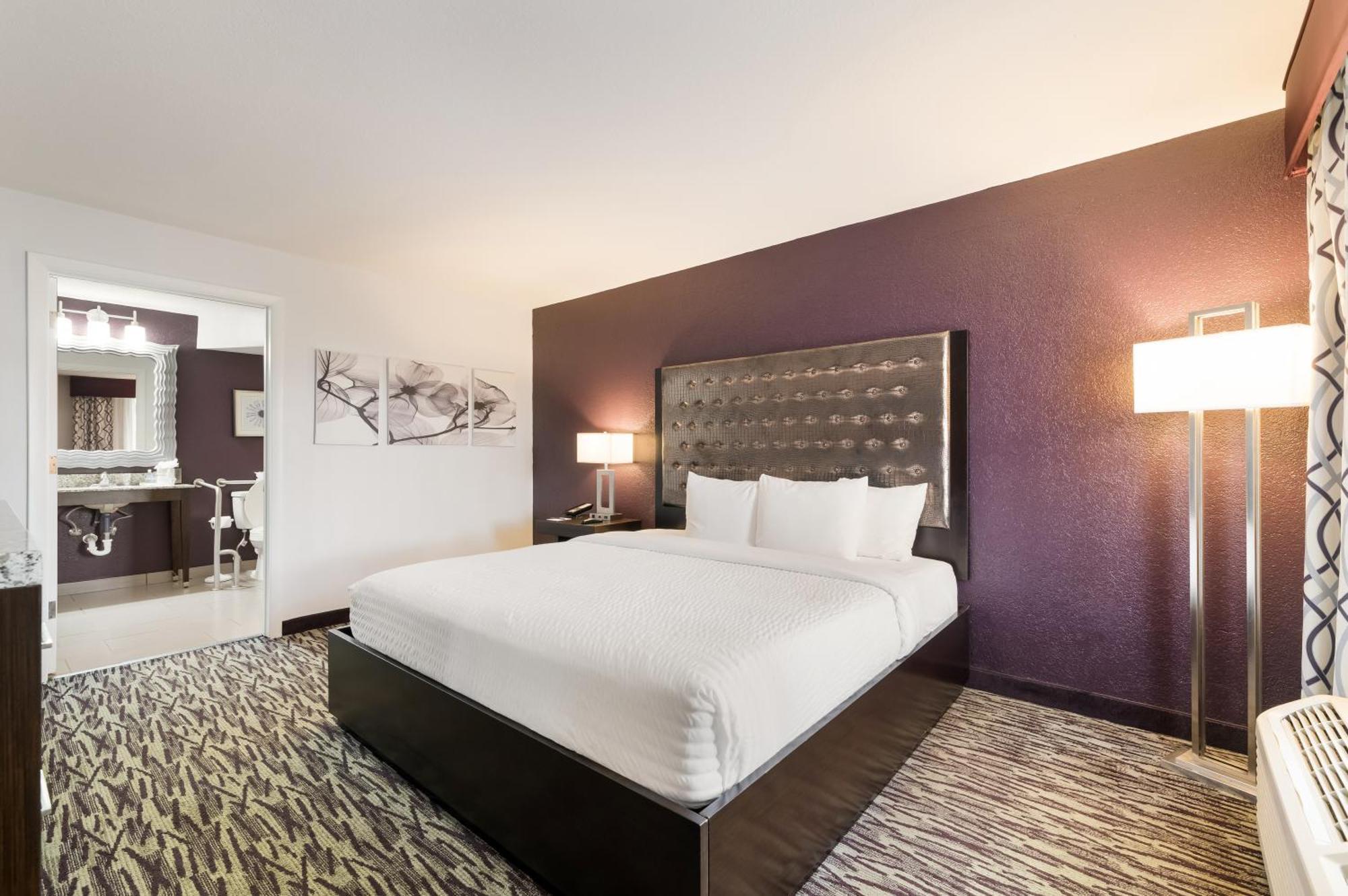 Chambre Lit King-Size pour Personnes à Mobilité Réduite avec Douche Accessible en Fauteuil Roulant - Sans Frais de Service