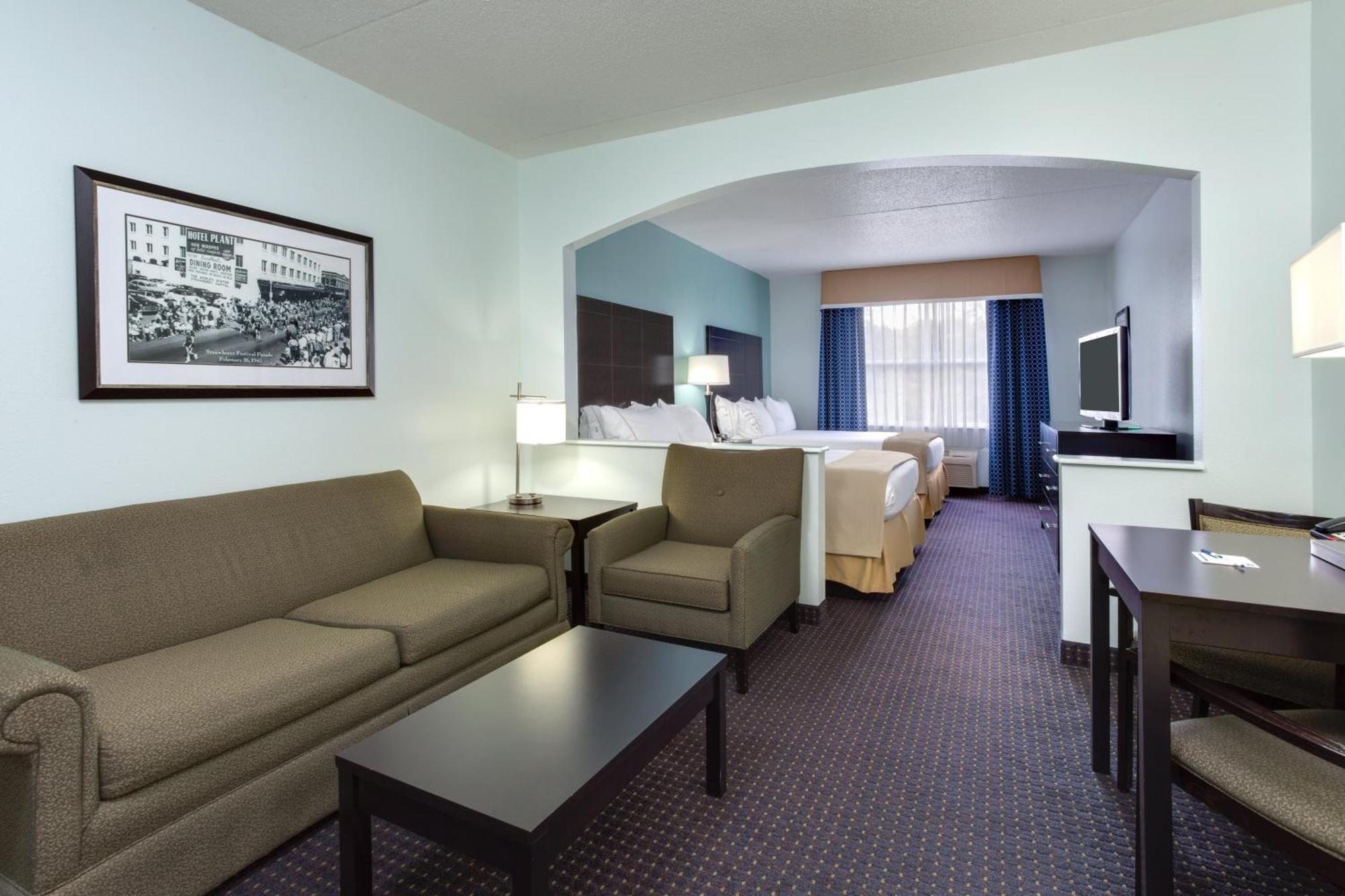 Queen Suite Two Queen Beds Sofa Bed