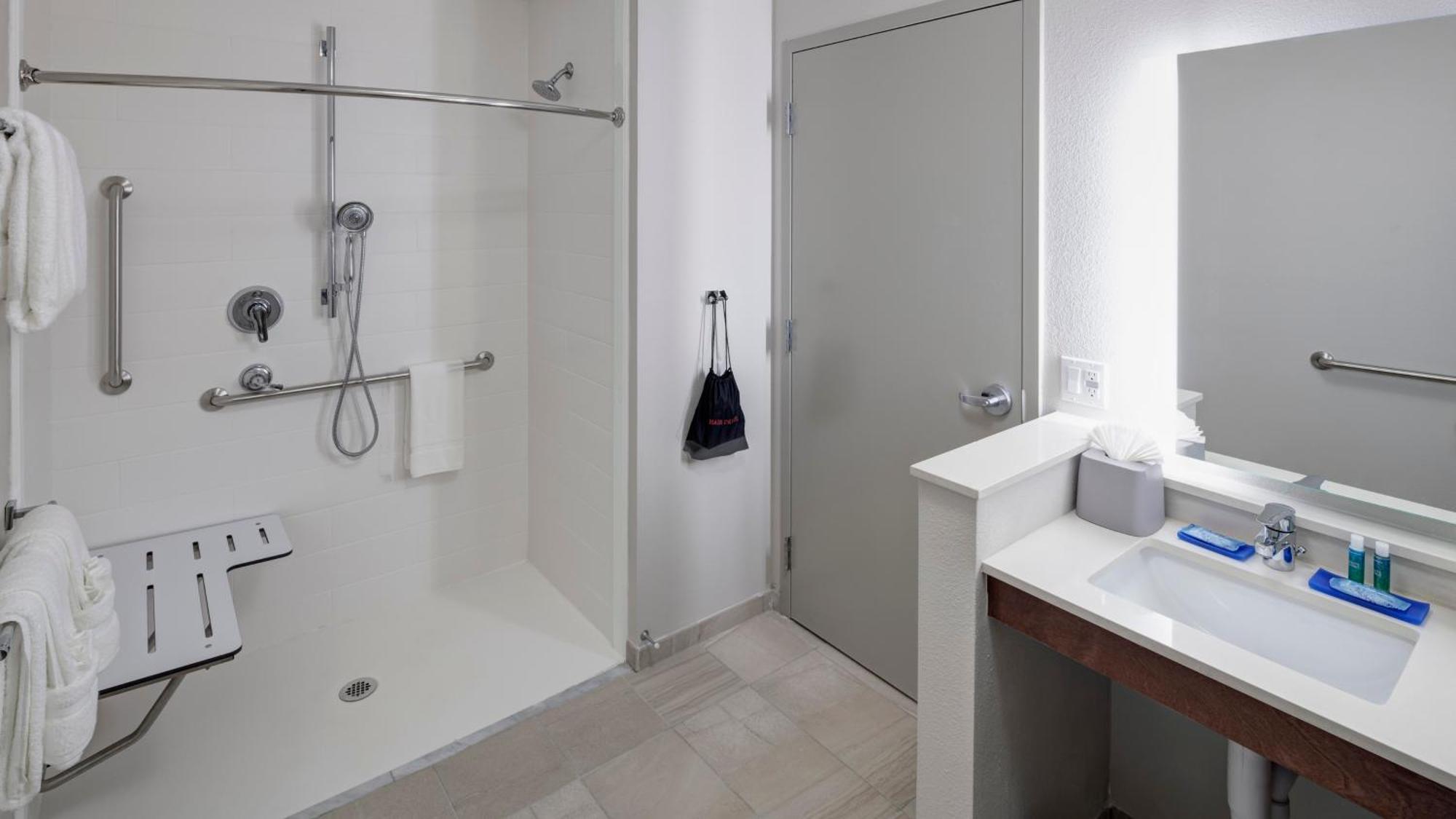 King Room - Hearing Accessible - Roll-in Shower,1449198106:JPEG