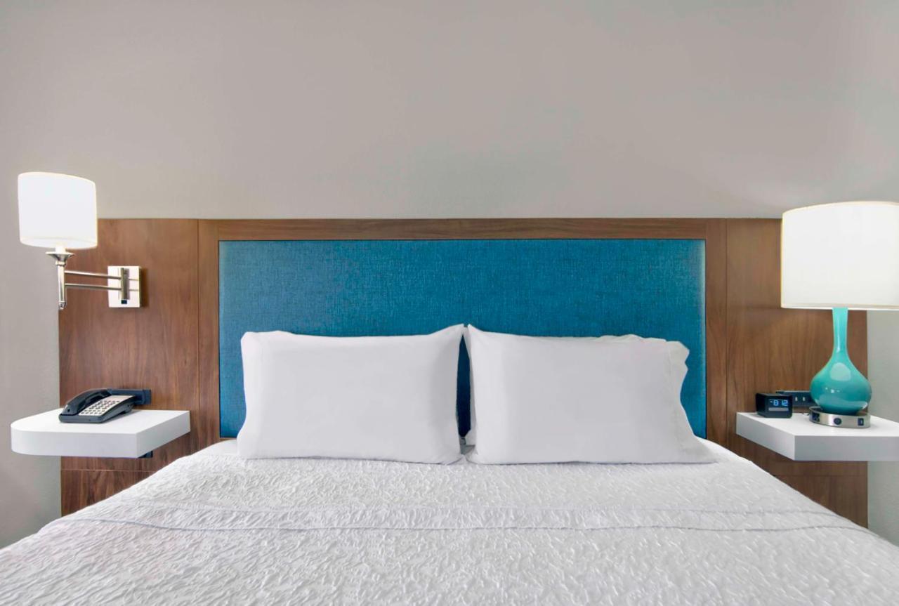 Quarto com Cama King-size com Micro-ondas e Geladeira - Não-Fumantes