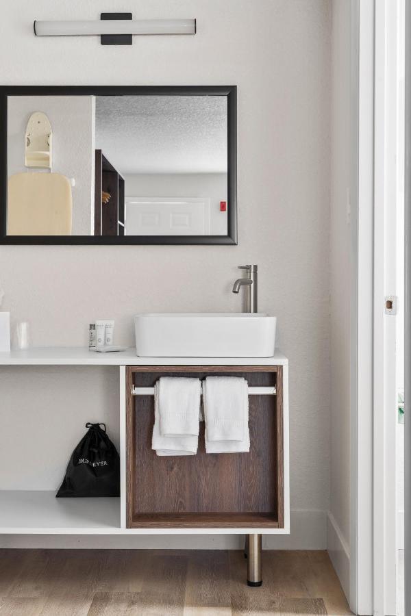 King Room Mobility or Hearing Access Roll Shower Non-Smoking,1498600504:JPEG