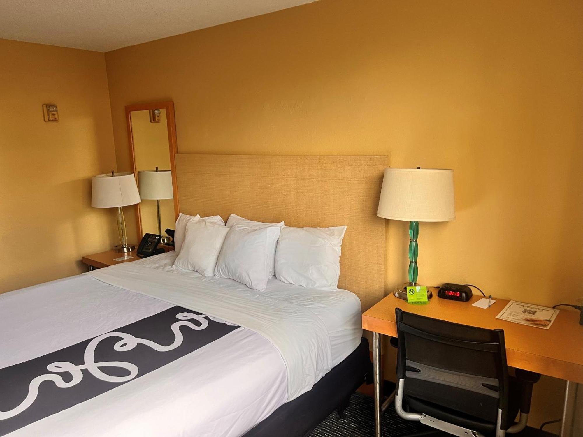 King Room Bath Tub Mobility Accessible or Non-Smoking