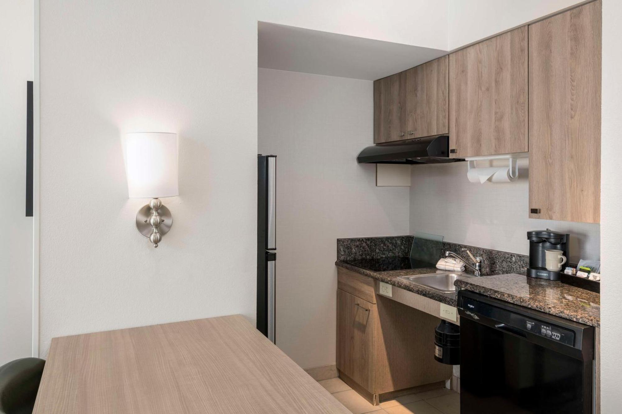 King Suite - Mobility Access/Non-Smoking,1516957768:JPEG