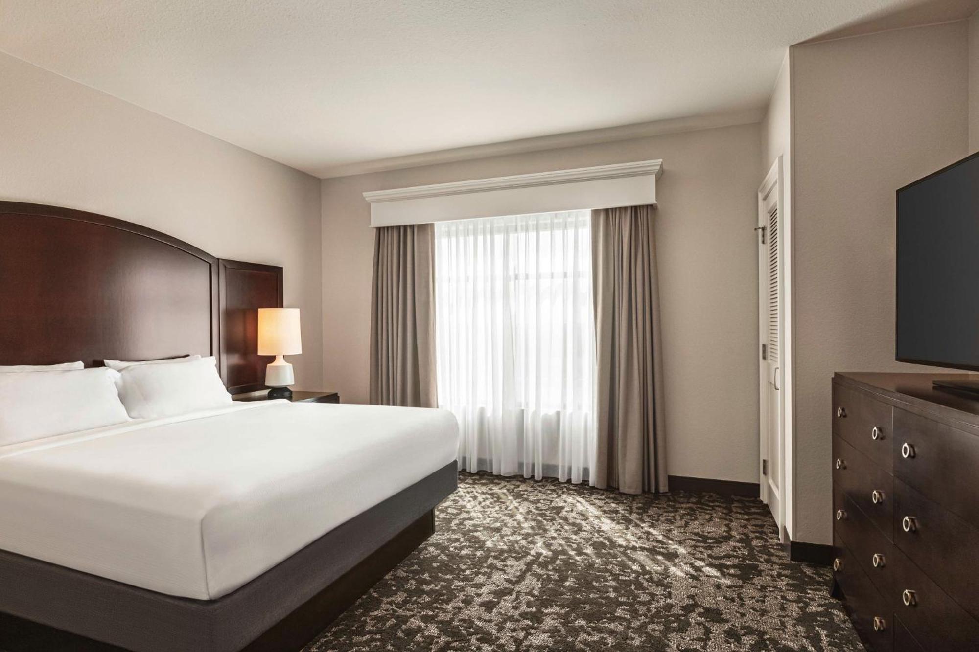 Deluxe One-Bedroom King Suite Hearing Accessible or Non-Smoking