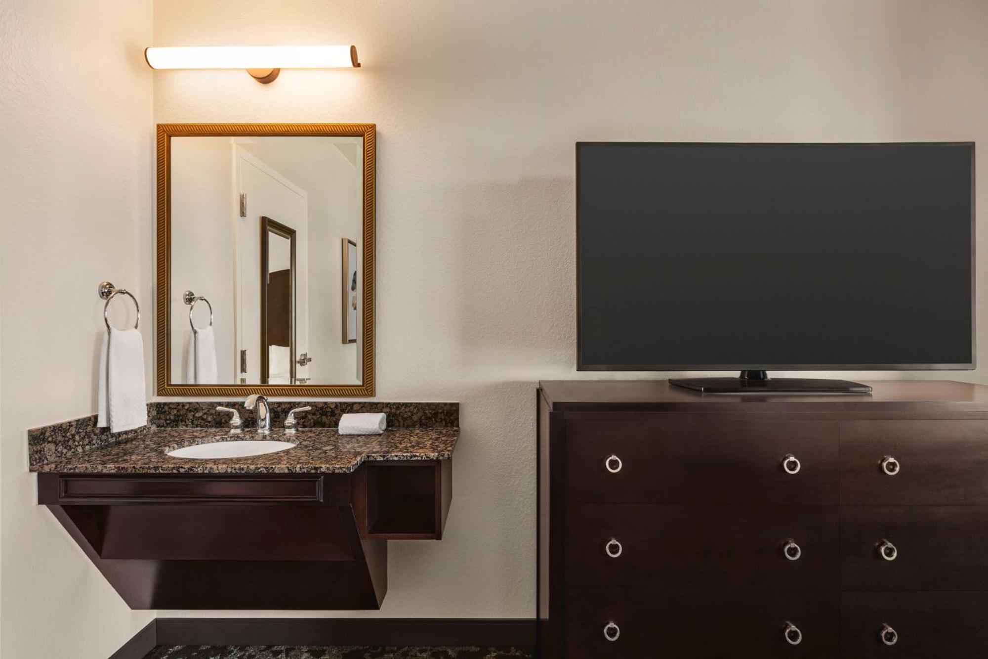 One-Bedroom Queen Suite Bath Tub Disability Access or Non-Smoking
