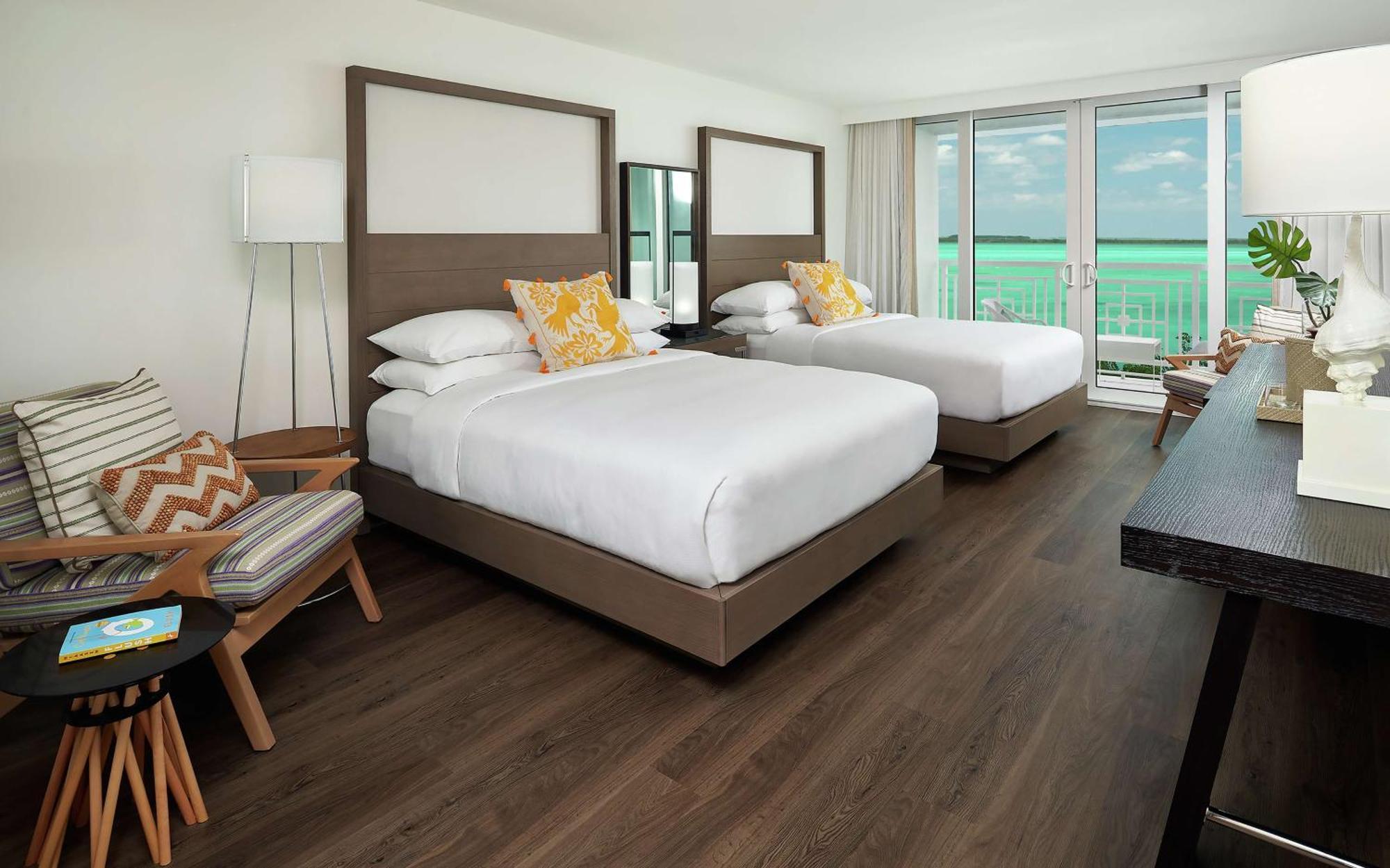 Kamer met 2 Queensize Bedden en Terras - aan Waterkant
