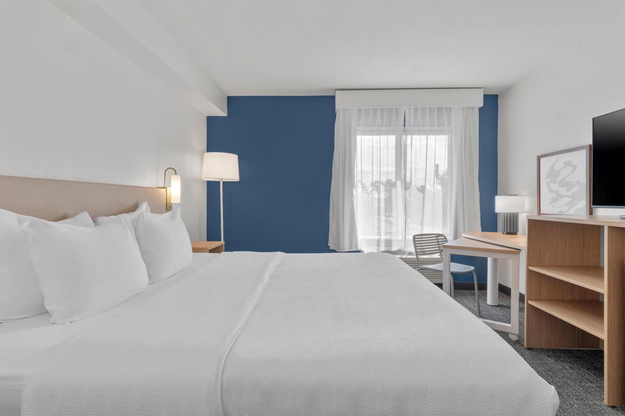 King Room with Bath Tub - Mobility/Hearing Access,1697914805:JPEG