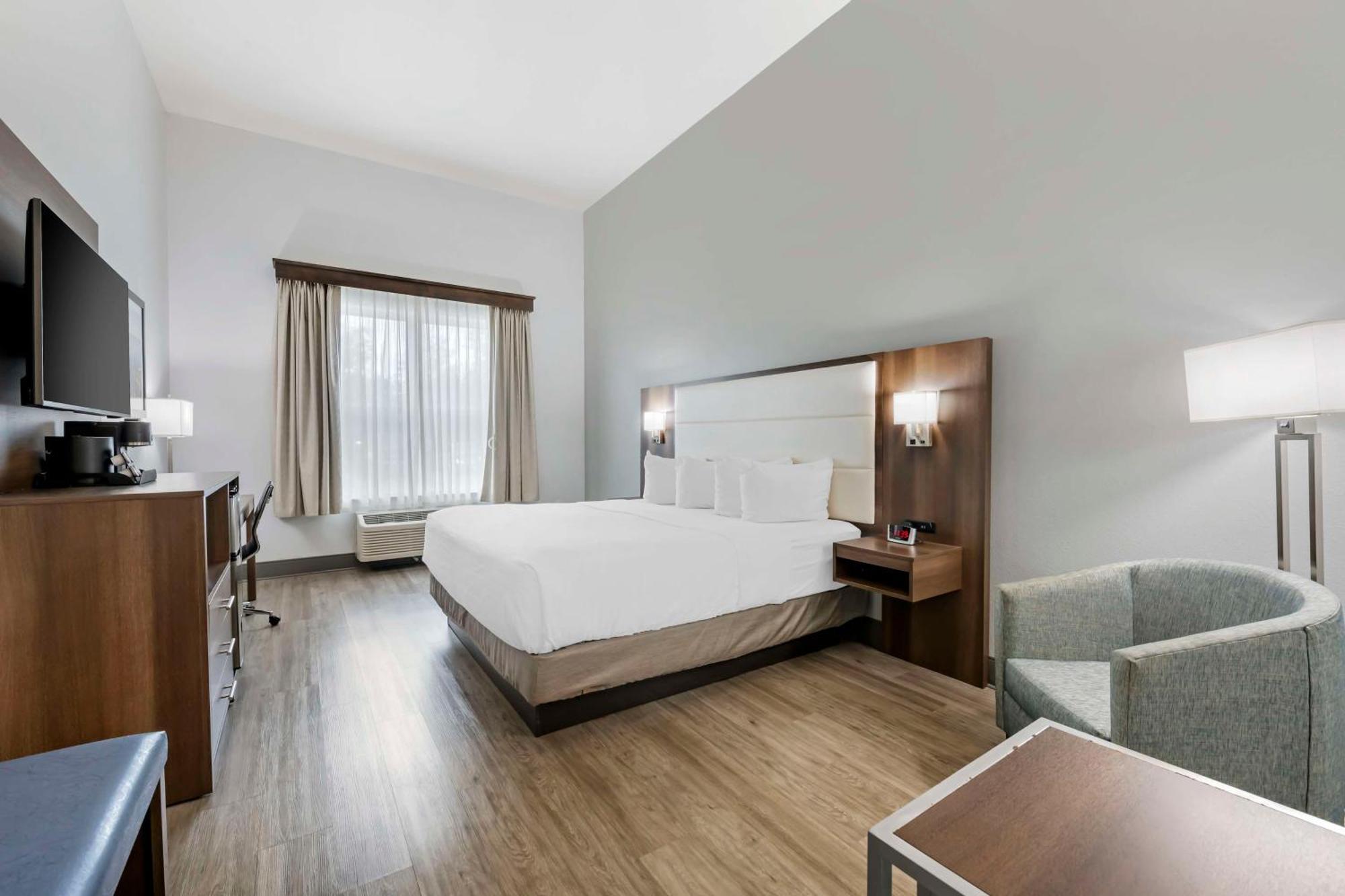 King Room with Roll-In Shower - Mobility Access/Communication Assistance,1572672617:JPEG