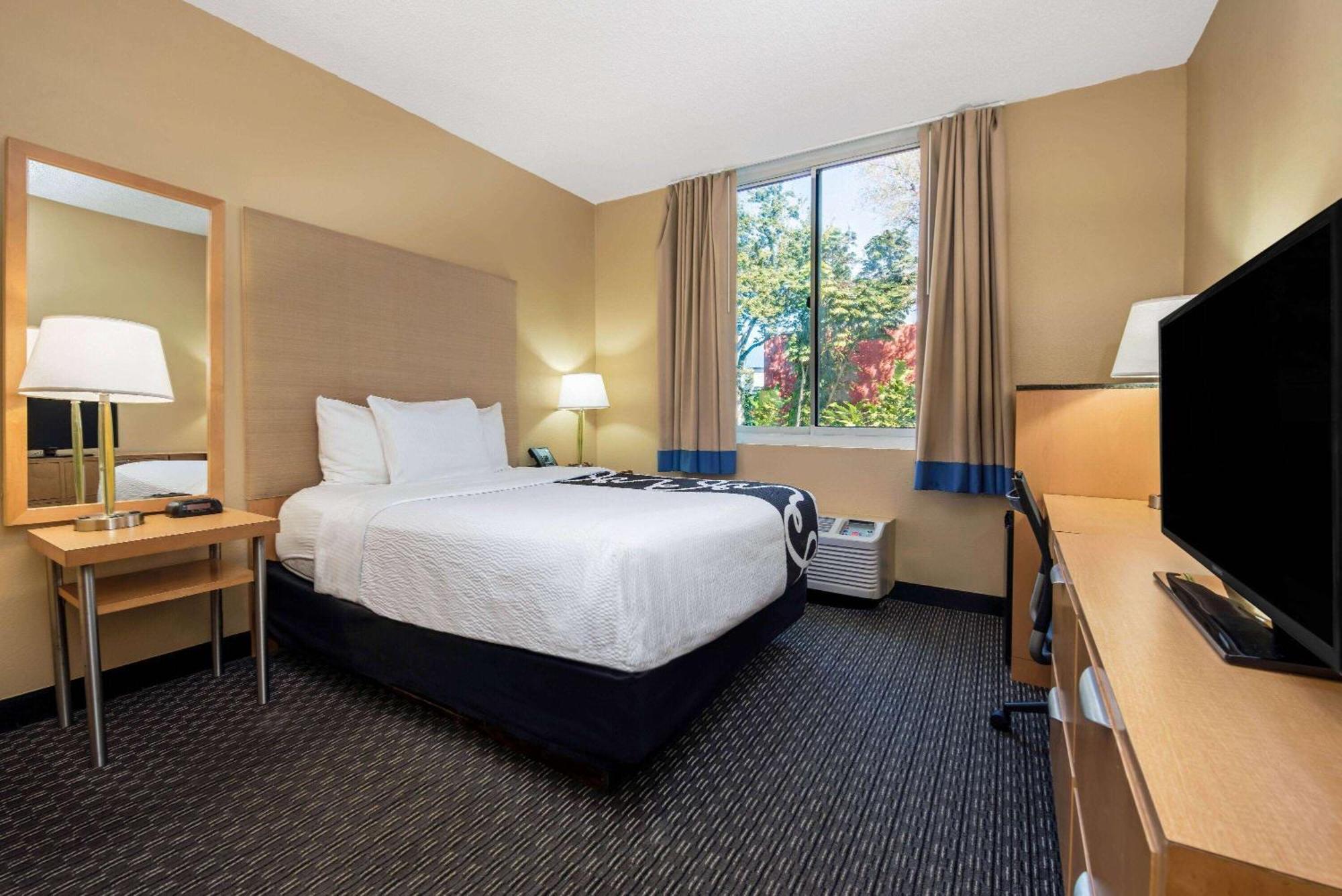 1 Full Bed Non-Smoking