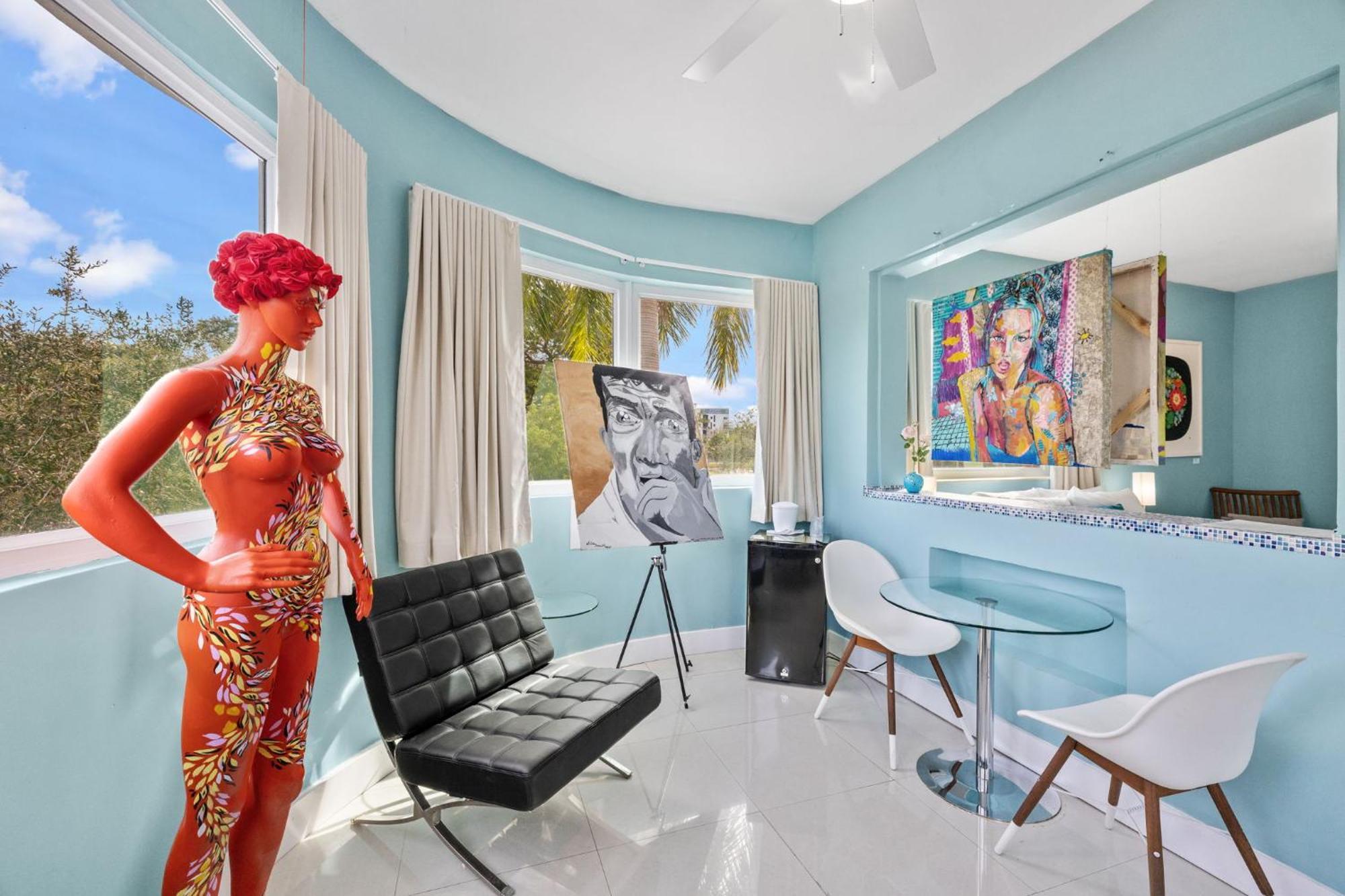 Deluxe Queen Suite