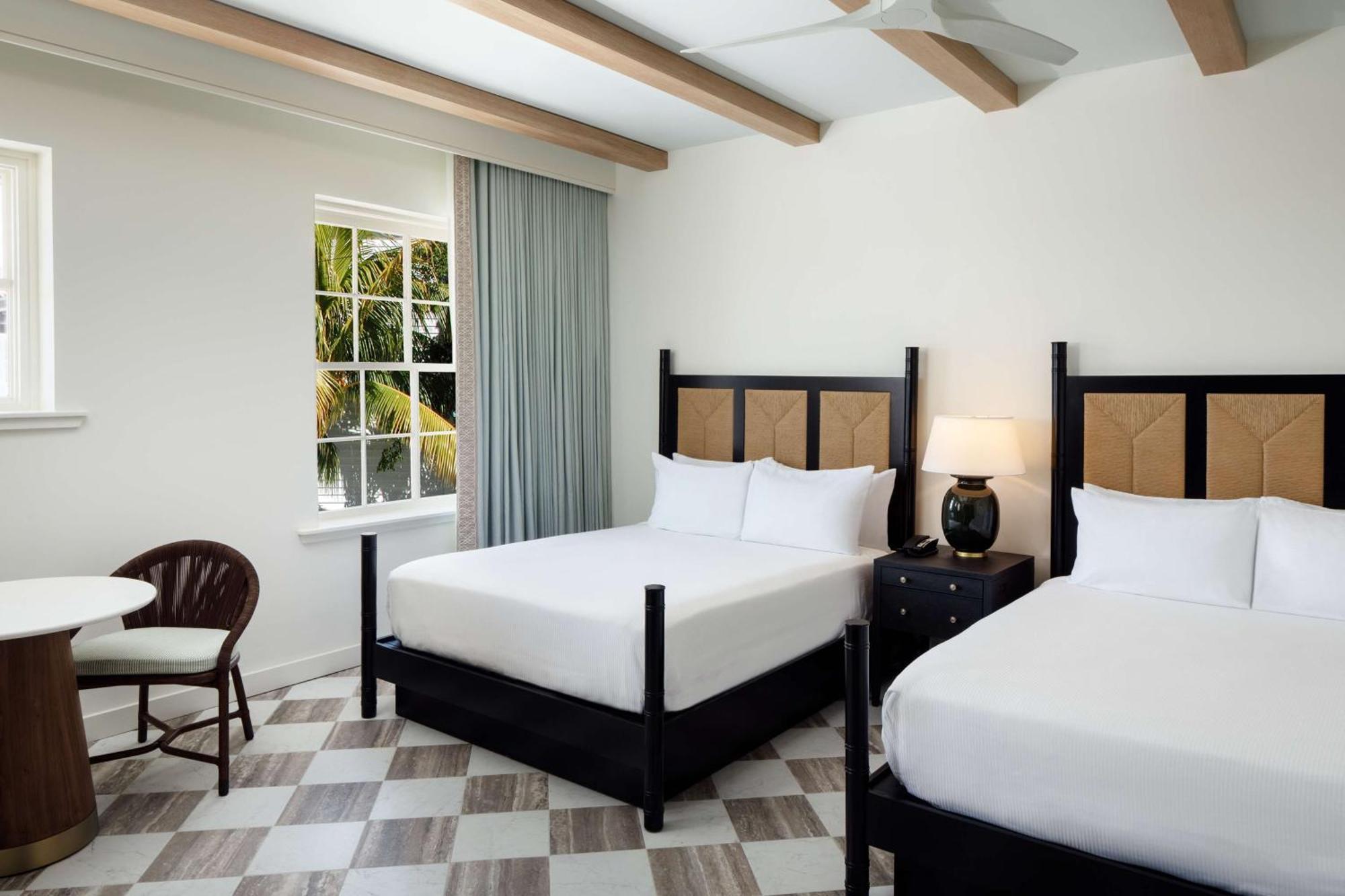 Kamer met 2 Queensize Bedden en Gedeeltelijk Uitzicht op de Oceean