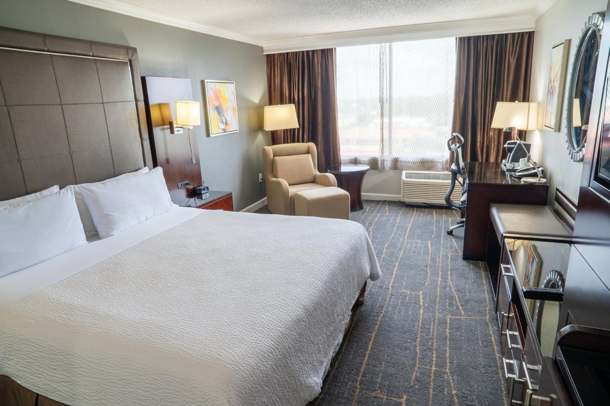 Standard King Room - Communications Accessible