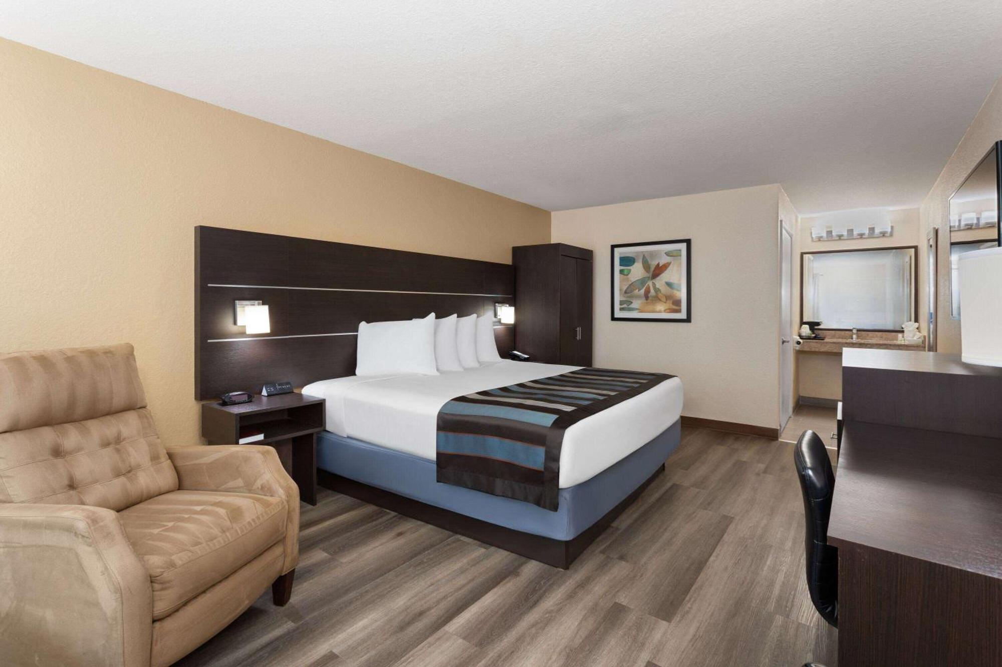 King Room Roll Shower Mobility or Hearing Impaired or Non-Smoking