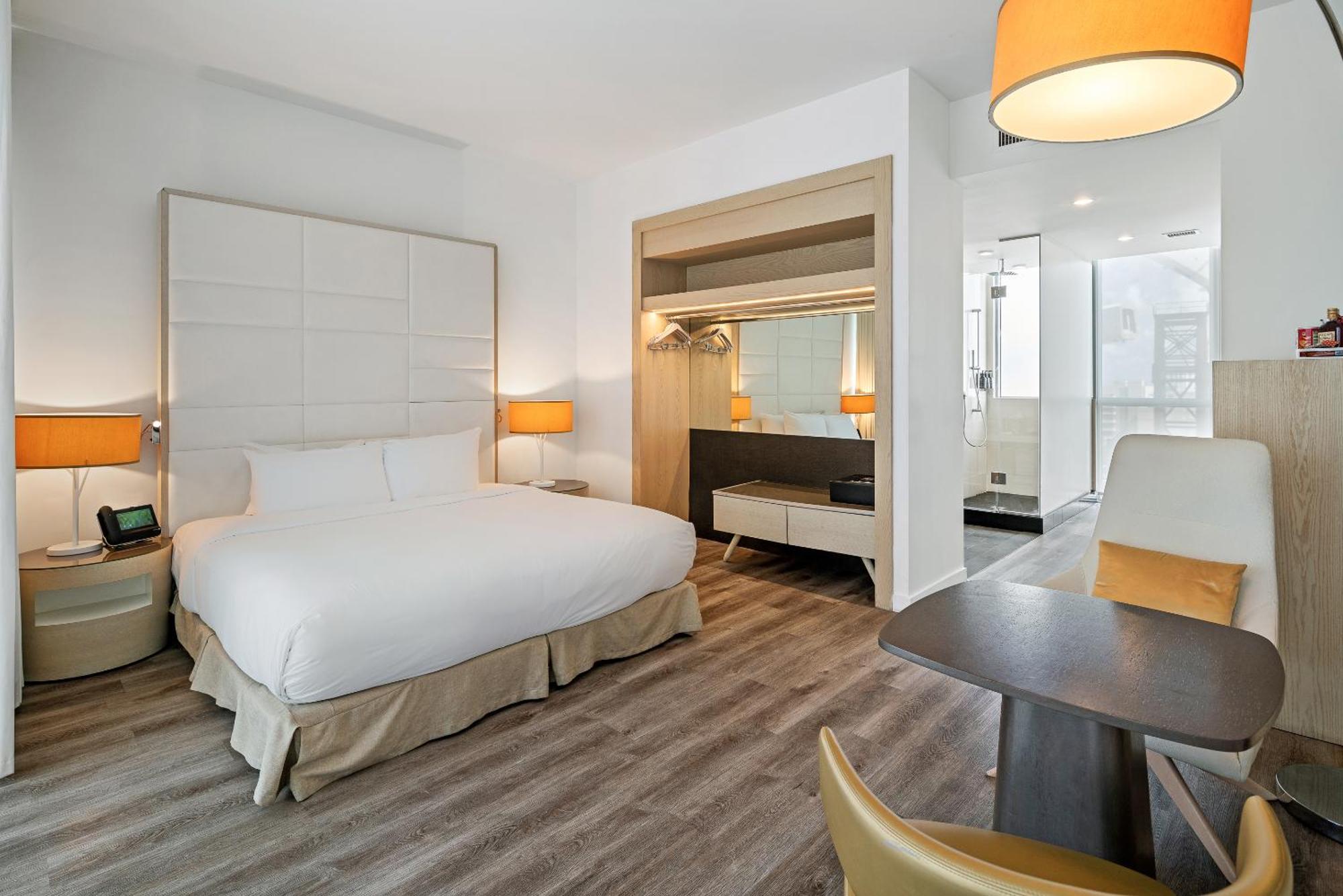 Zimmer mit Kingsize-Bett, Balkon und Stadtblick