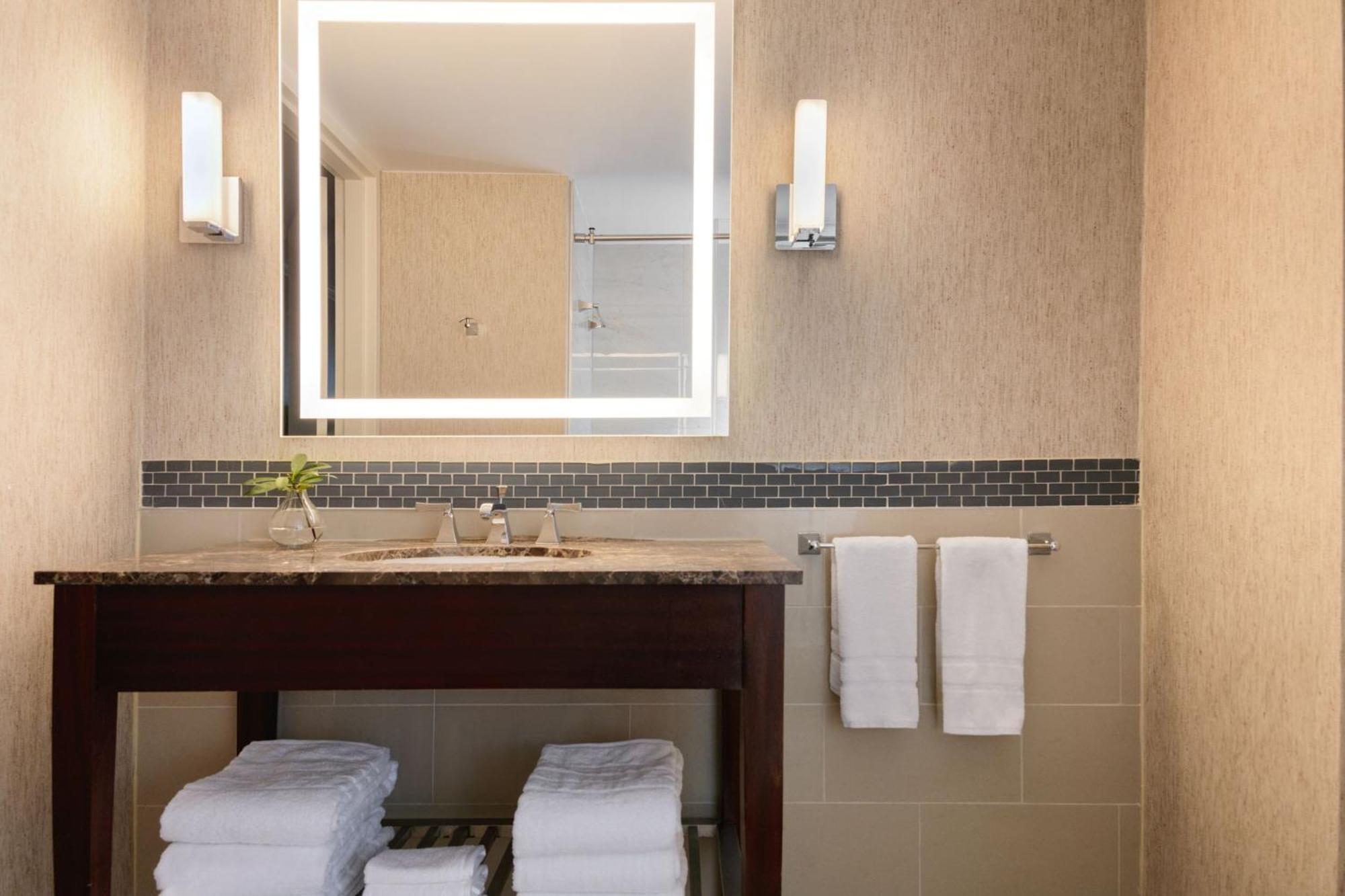Kamer met Kingsize Bed - Hoek - Slaapbank - Uitzicht op de Stad