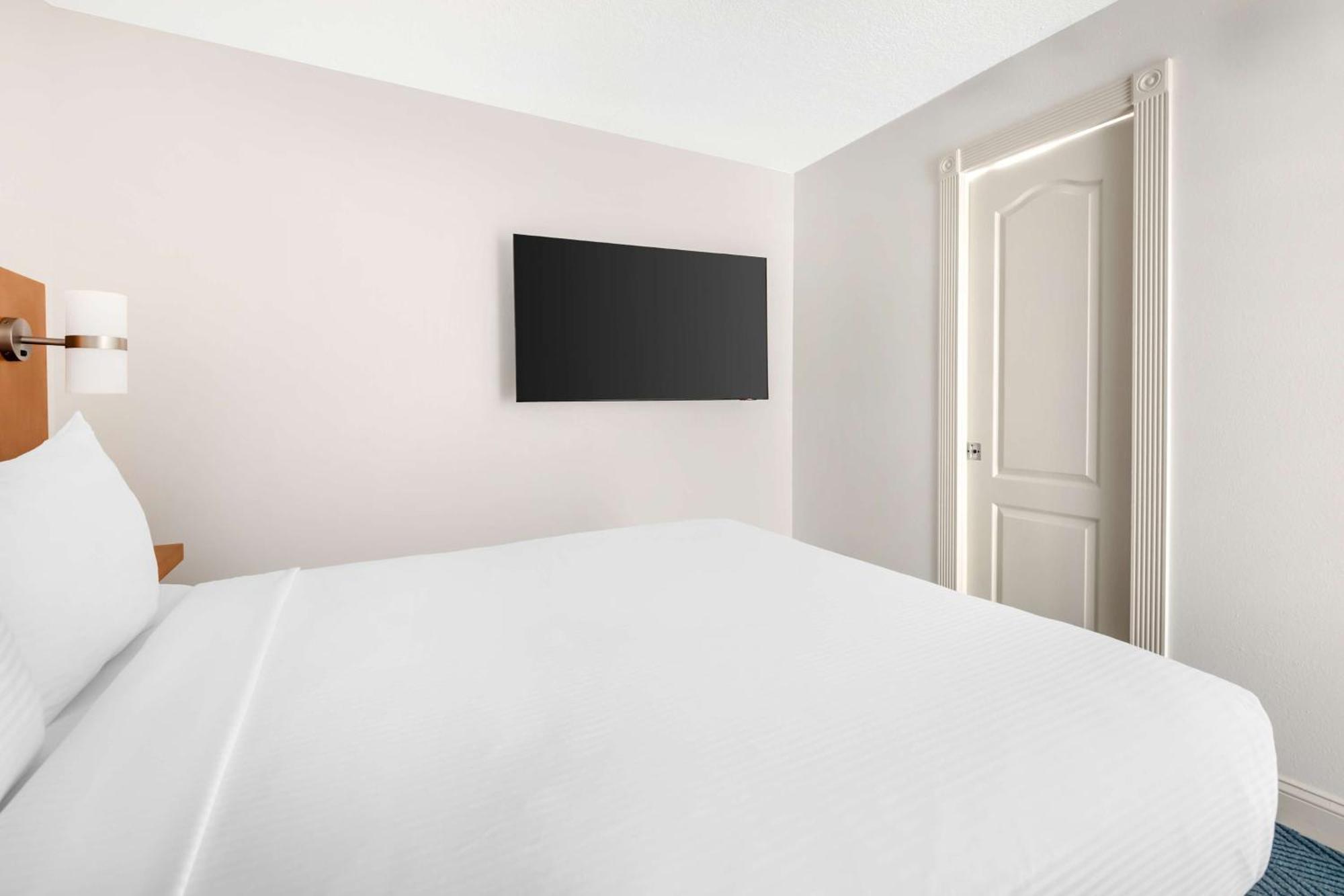 One-Bedroom Queen Suite with Bath Tub and Balcony,1623647417:JPEG