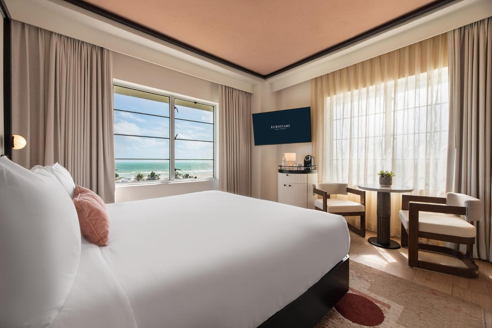 Quarto Deluxe de Canto com Cama King-size e Vista do Mar