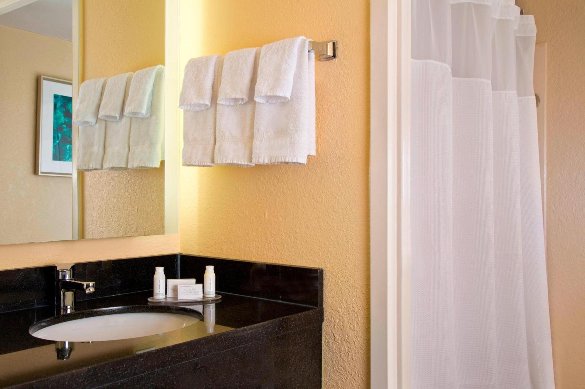 Habitación Doble adaptada para personas con discapacidad auditiva y movilidad reducida con bañera adaptada - 2 camas dobles