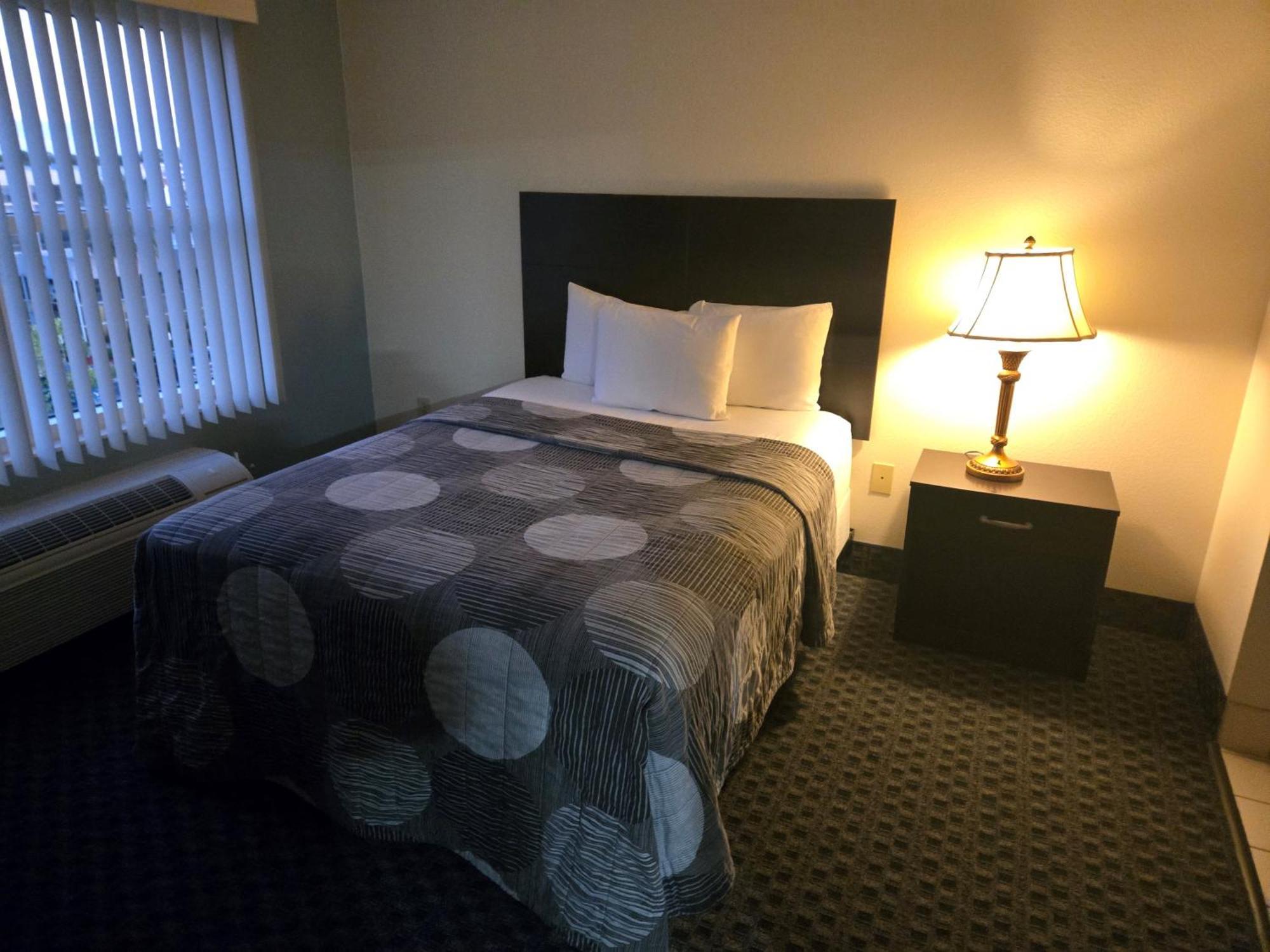 Deluxe Queen Suite