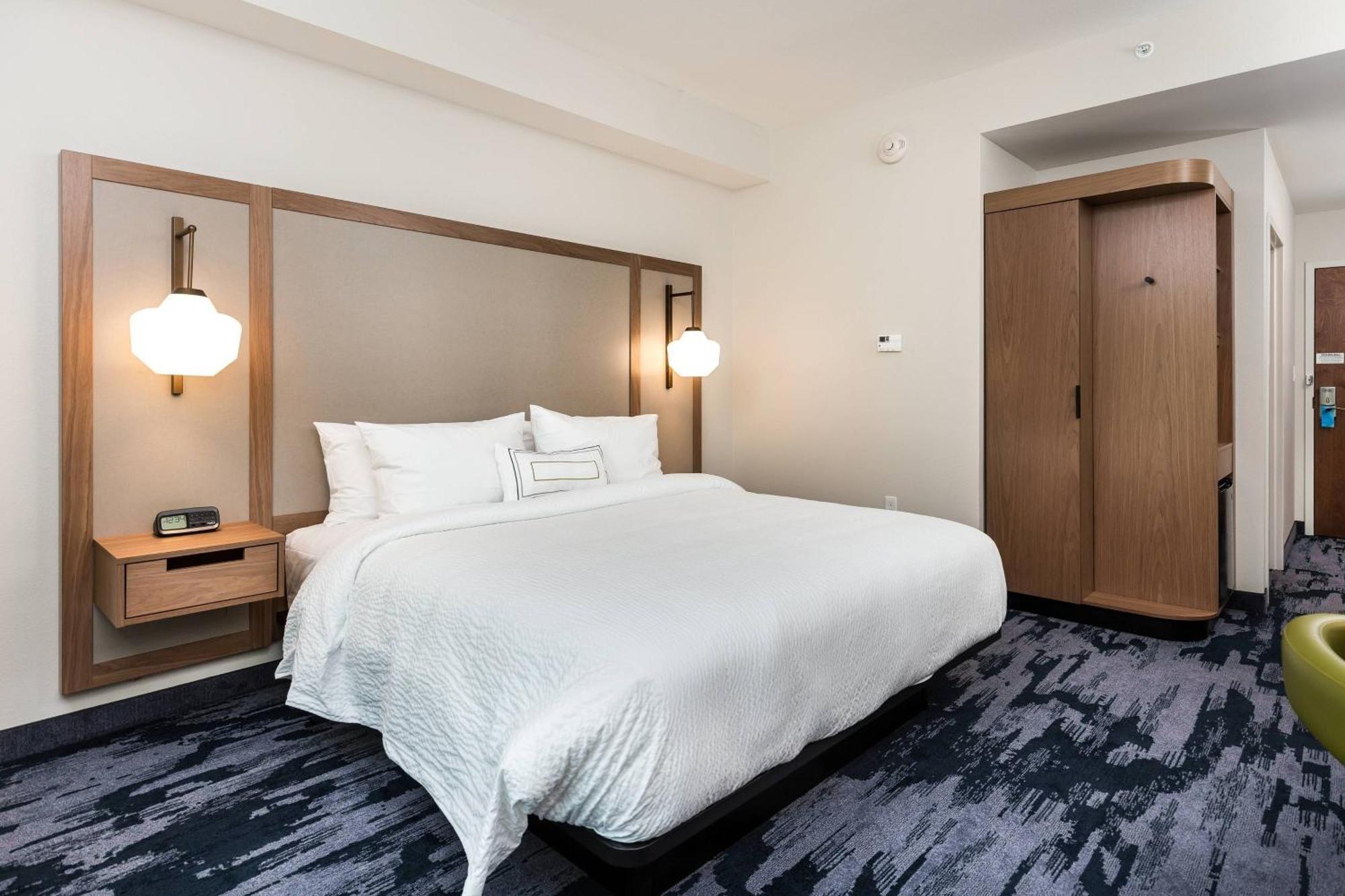 King Room with Roll-In Shower and Transfer Shower - Mobility Access,1633040201:JPEG