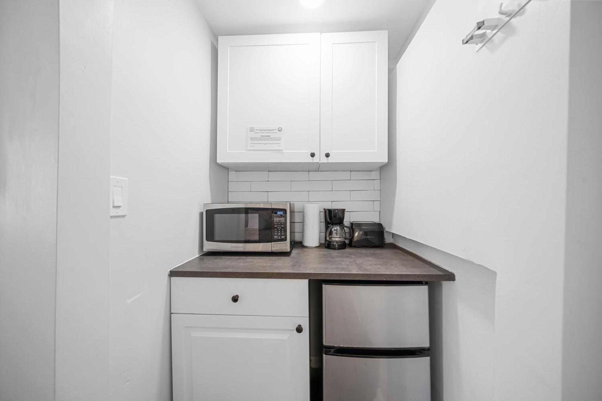 Superior Queen Studio with Kitchenette and Futon,1646963888:JPEG
