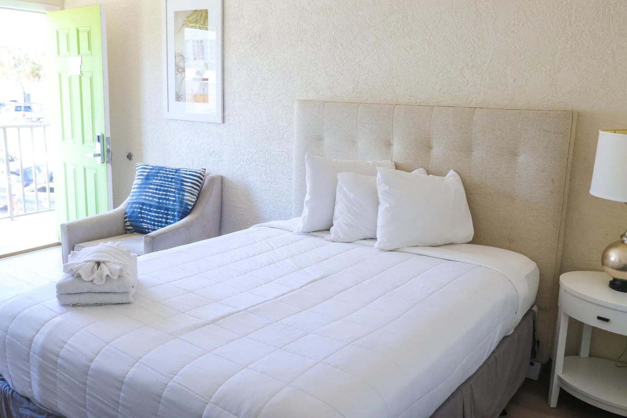 Street View 2 Beds w or Kitchen Pet Friendly