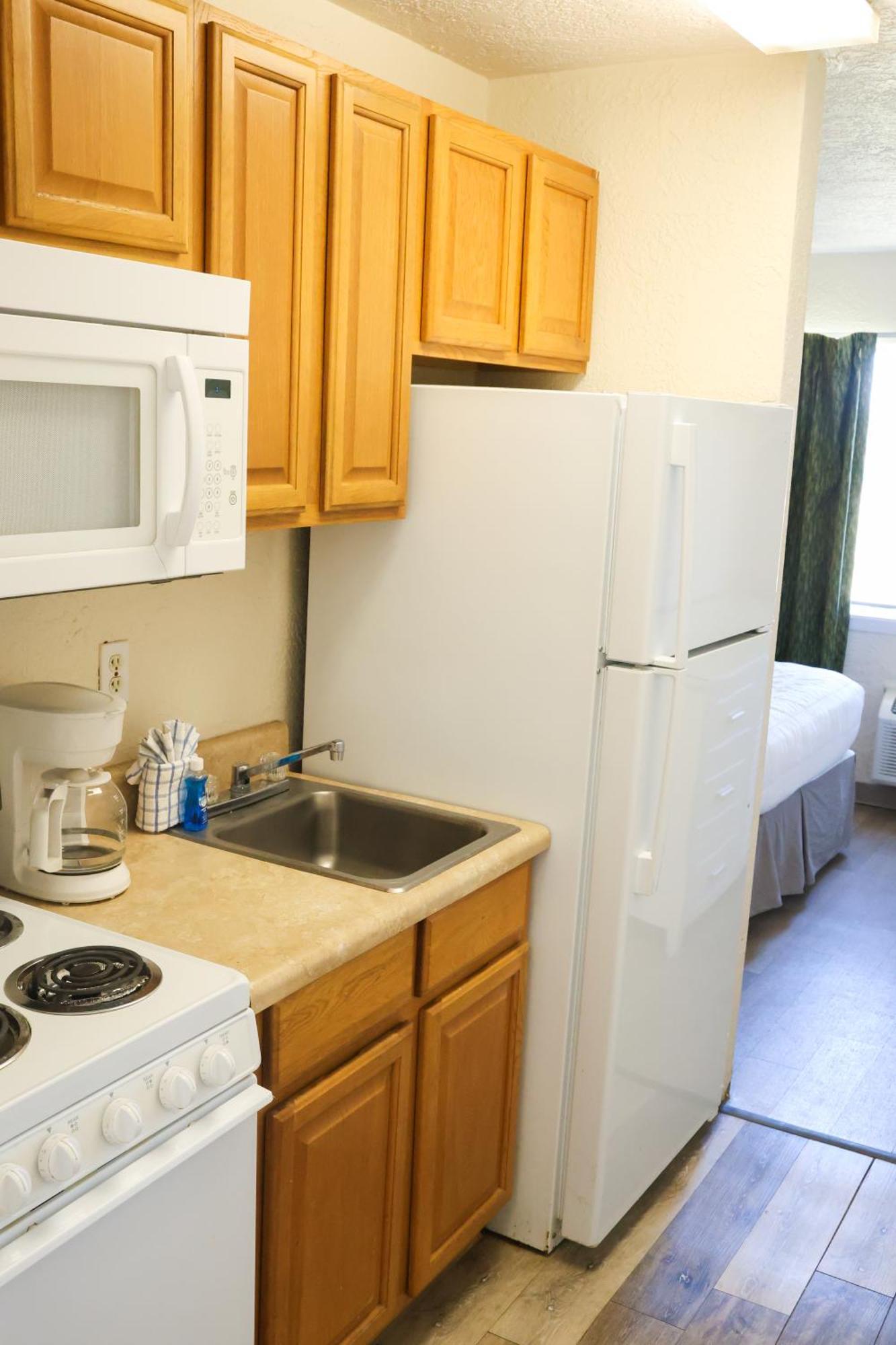 Street View 2 Beds w or Kitchen Pet Friendly