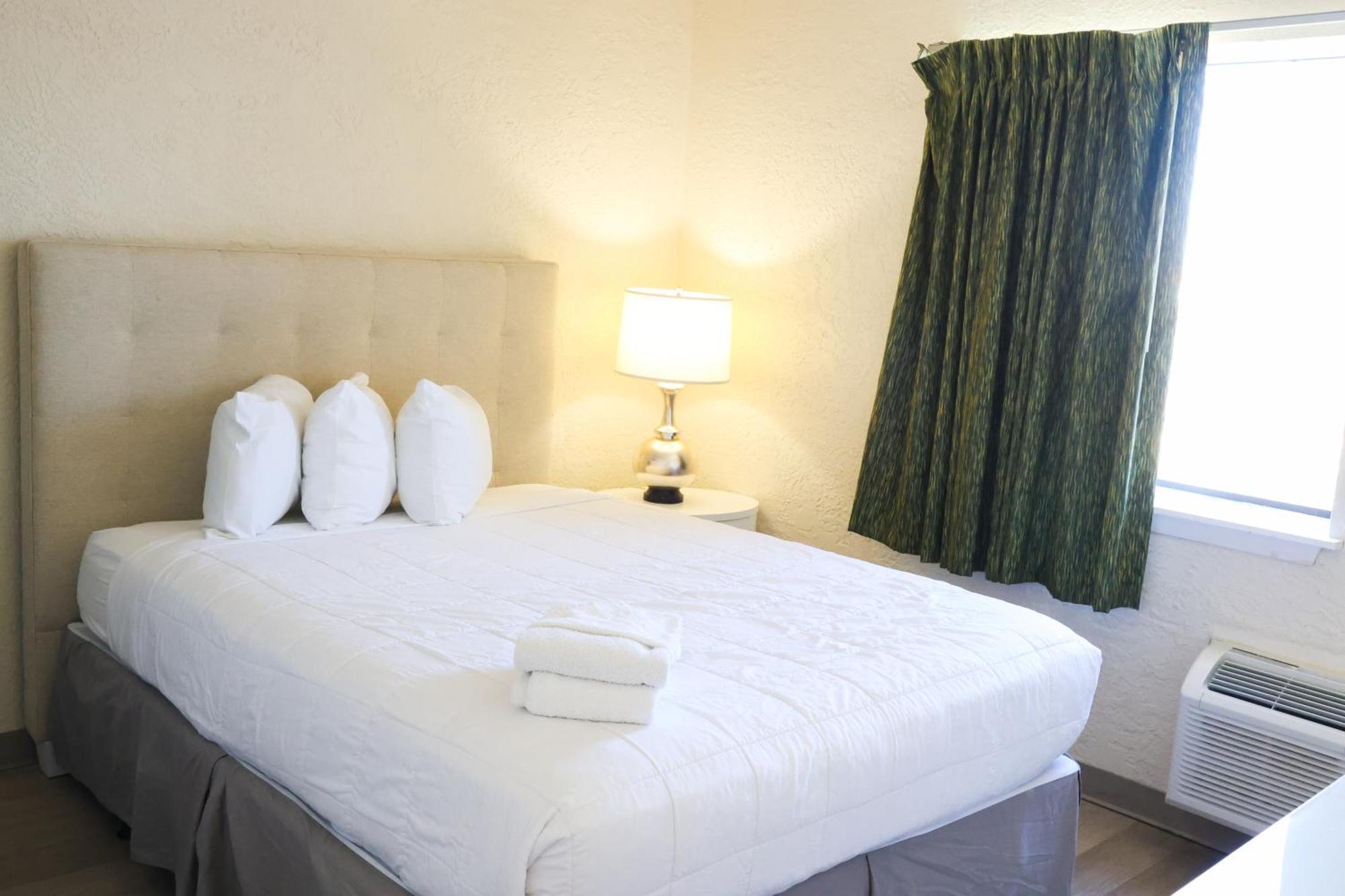 Street View 2 Beds w or Kitchen Pet Friendly