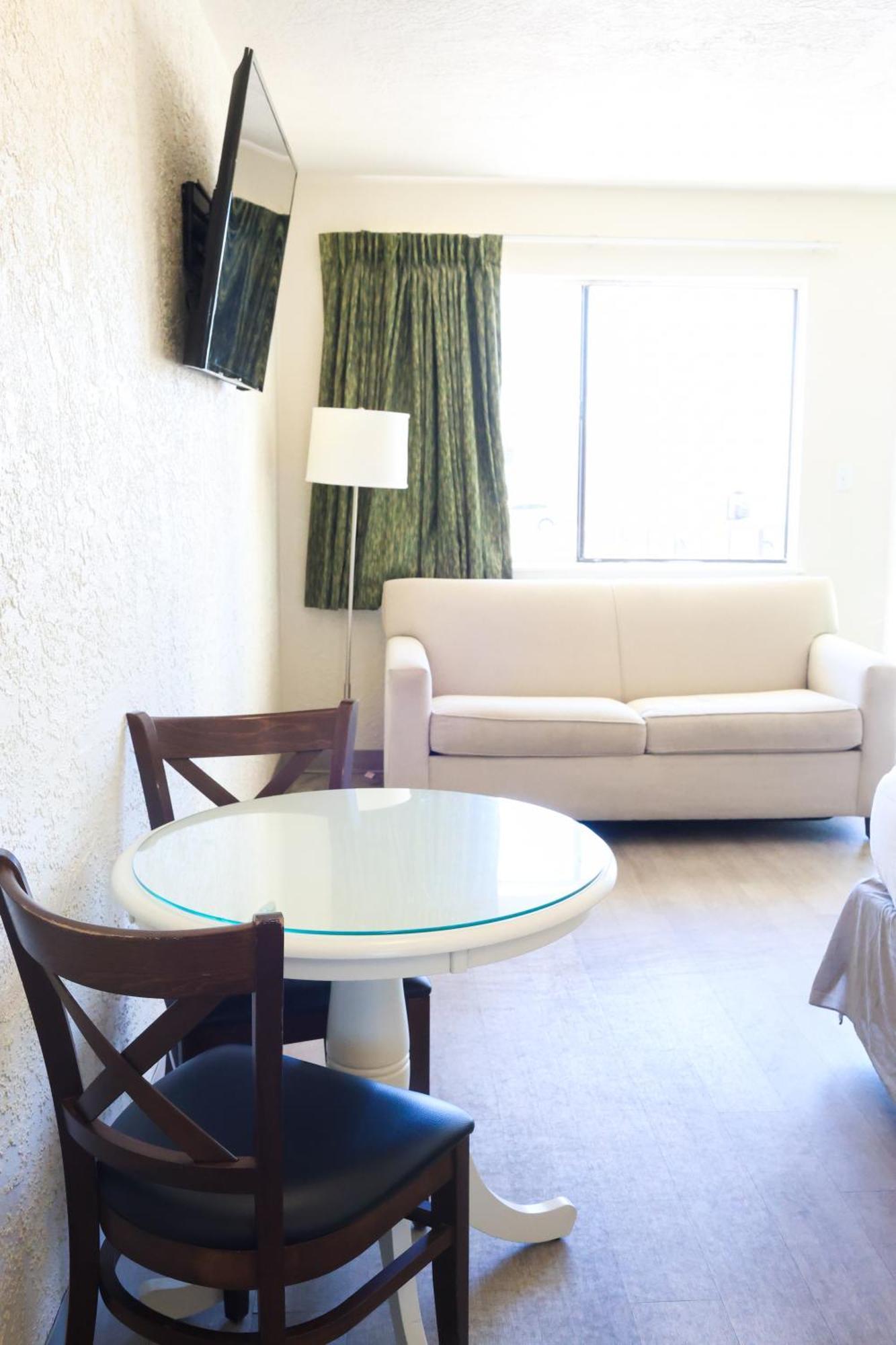 Street View 2 Beds w or Kitchen Pet Friendly