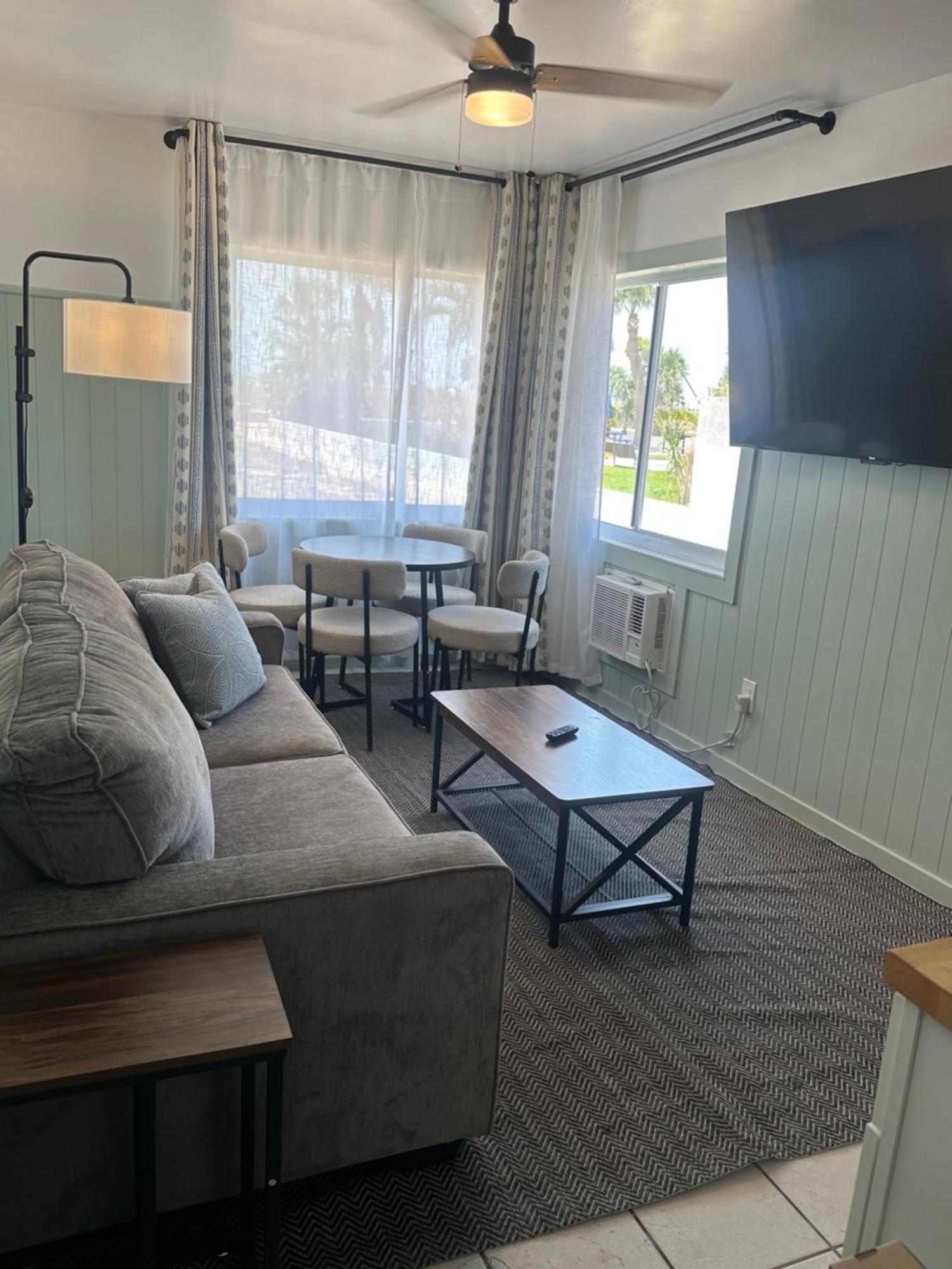 Deluxe Queen Suite