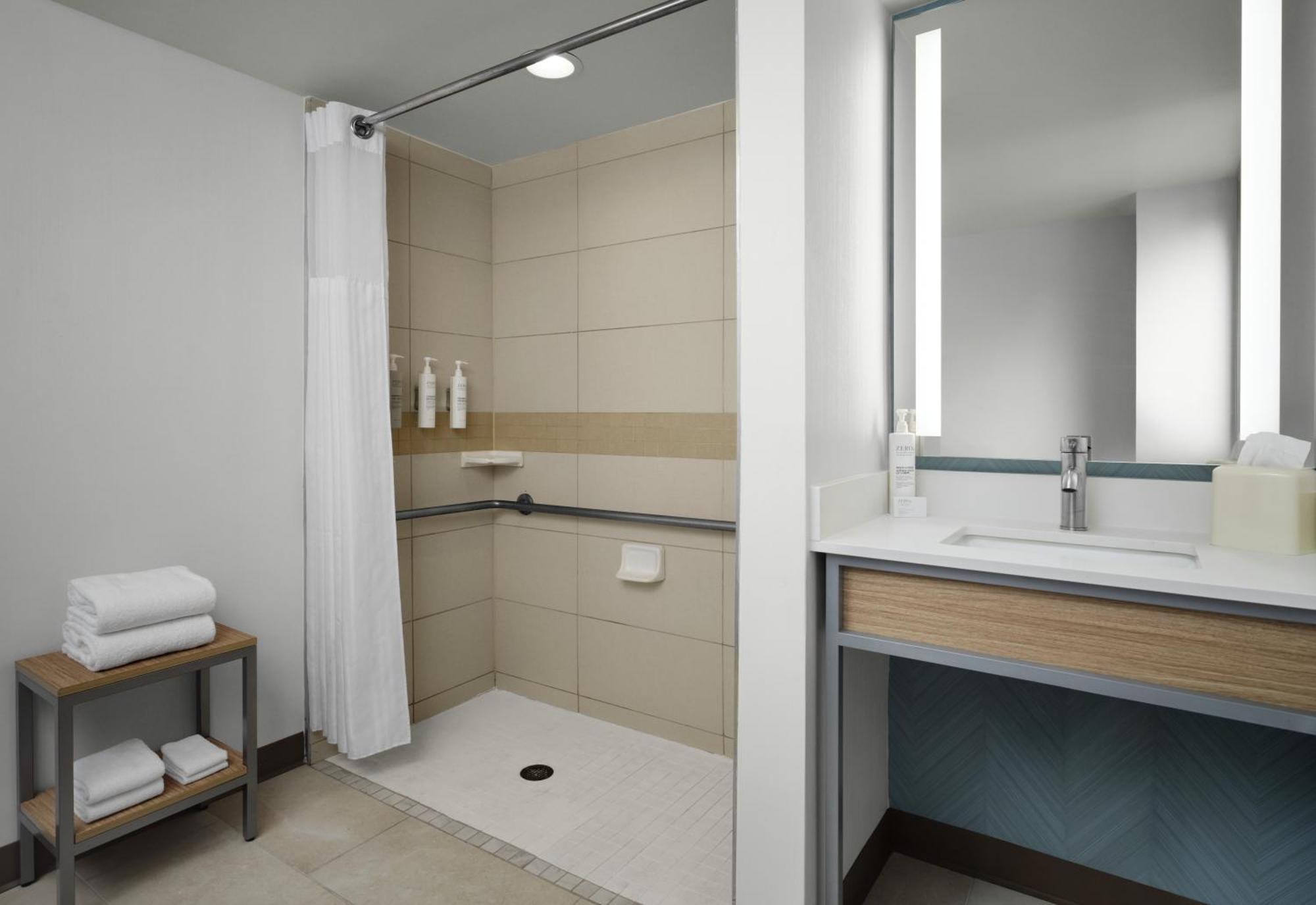 Quarto com Cama King-size e Banheira - Acessível para Hóspedes com Capacidade Auditiva/Mobilidade Reduzida