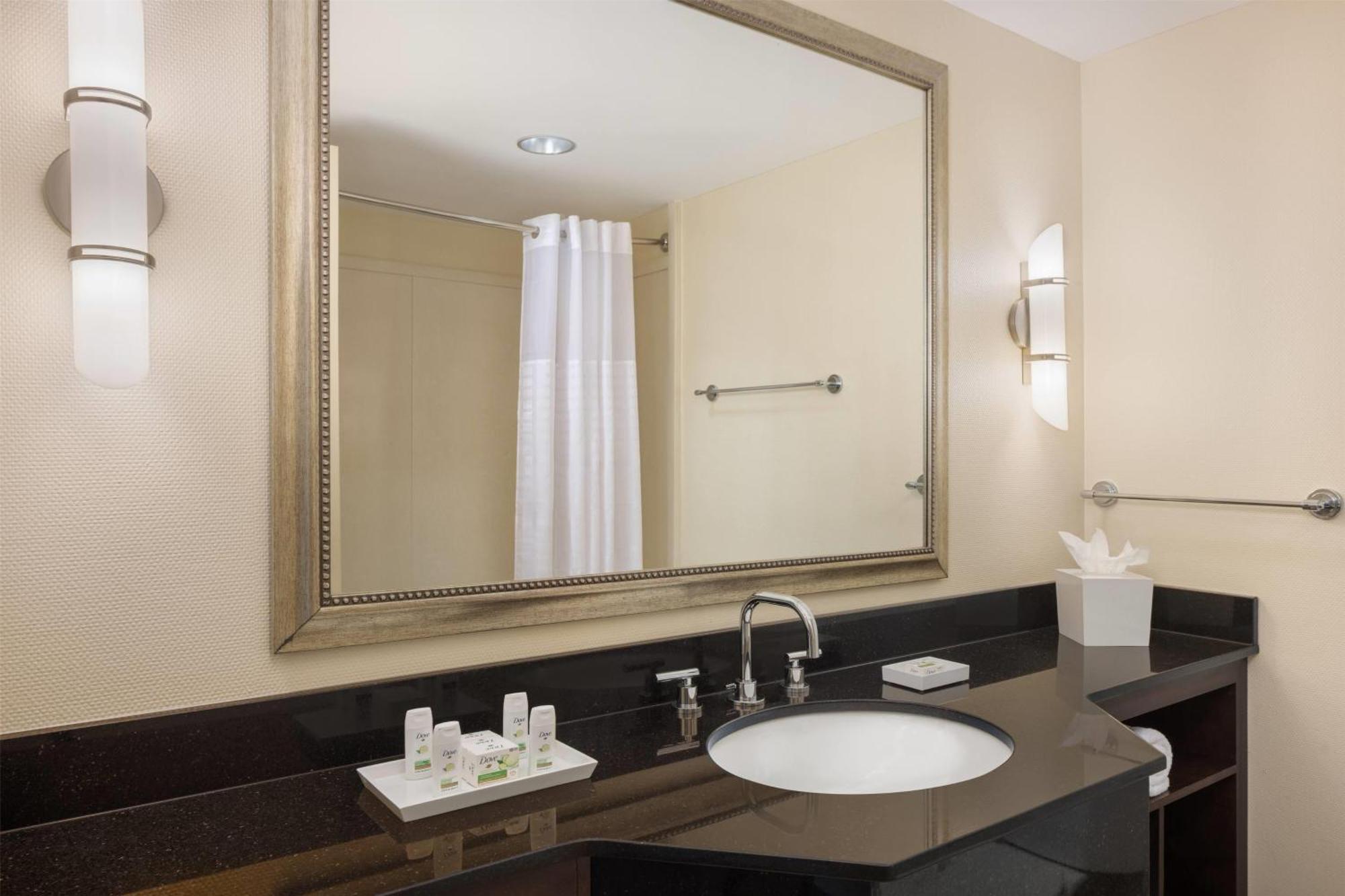 Luxury One Bedroom Suites 2 Queen Beds Lake View NO RESORT FEE