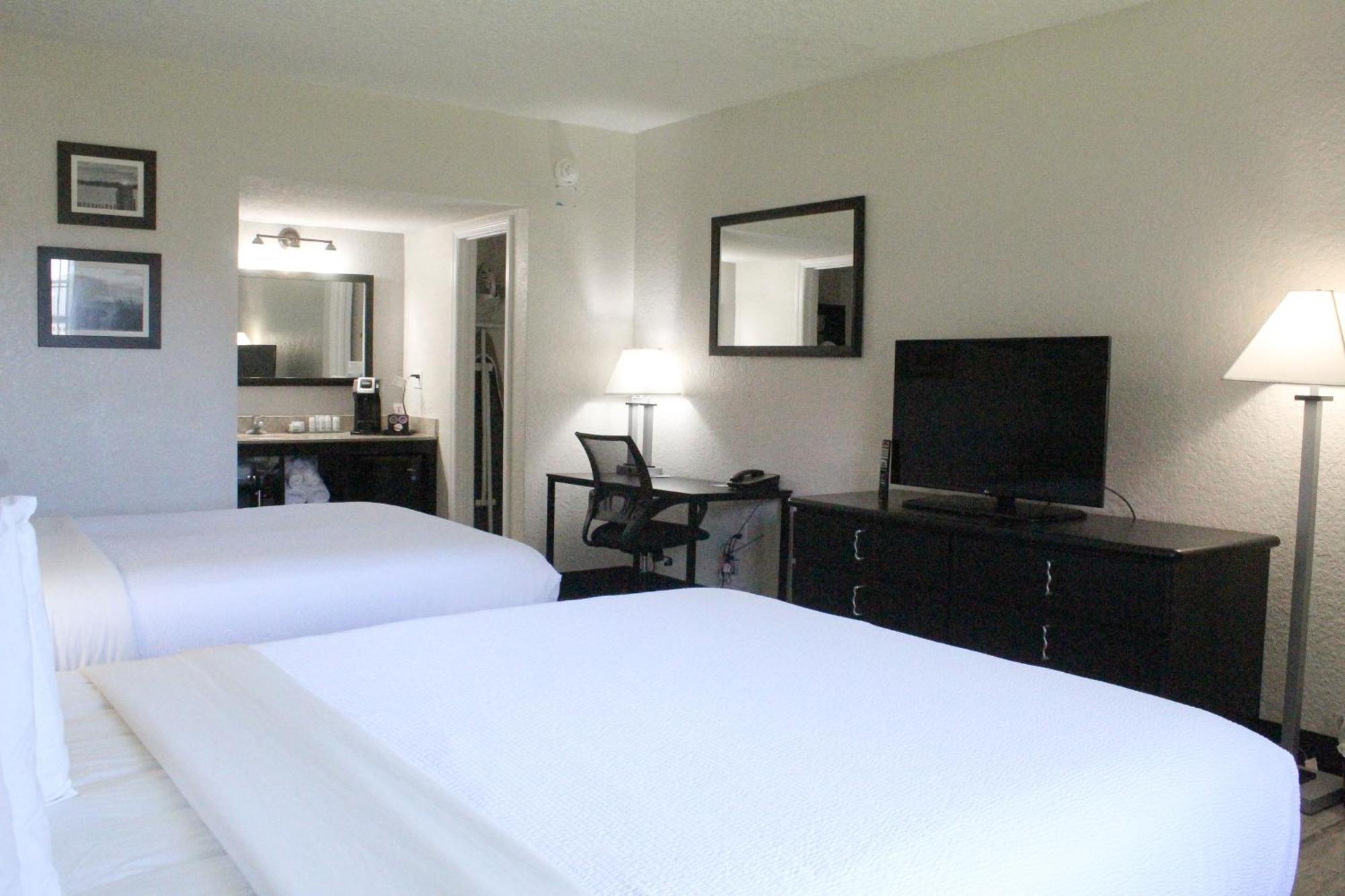 Queen Room with Two Queen Beds - Non-Smoking,1694533352:JPEG