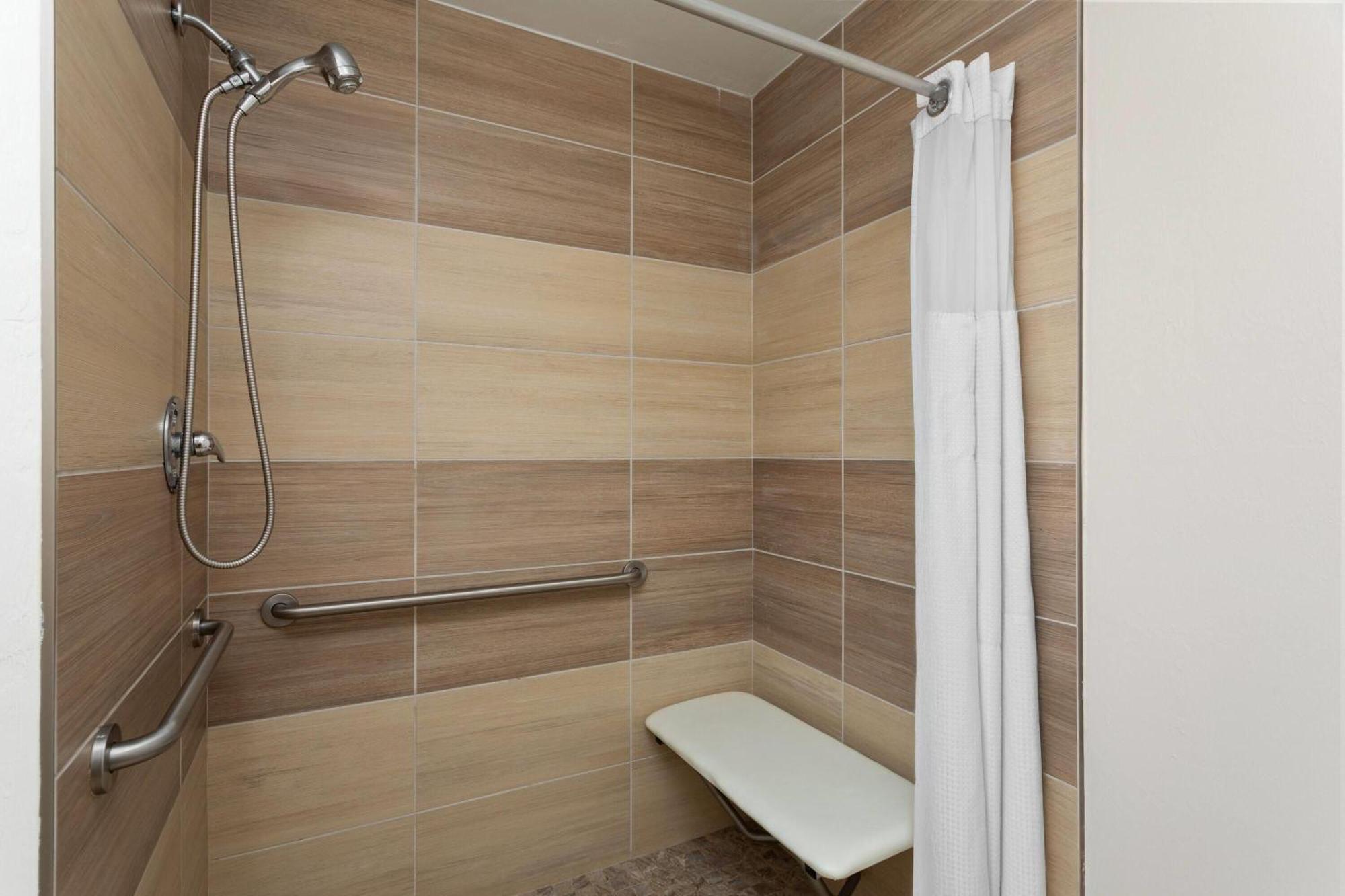 King Room with Roll-in Shower - Mobility Access/Non-Smoking,1698881332:JPEG